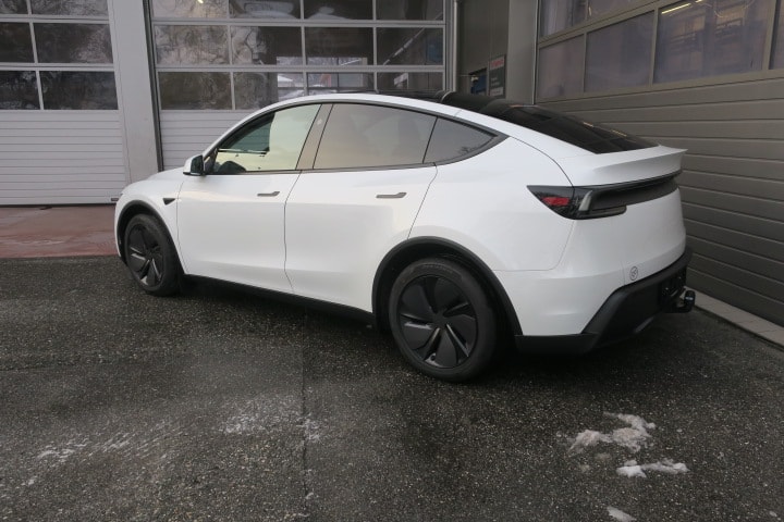 TESLA Model Y Premium AWD-image-4
