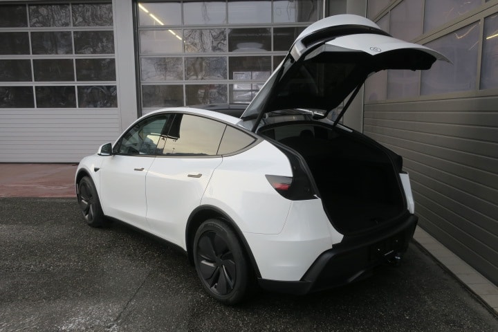 TESLA Model Y Premium AWD-image-5
