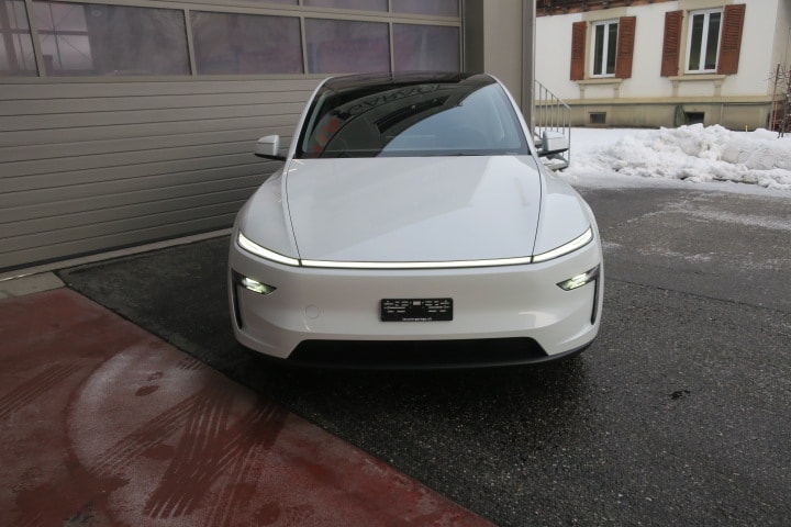 TESLA Model Y Premium AWD-image-1