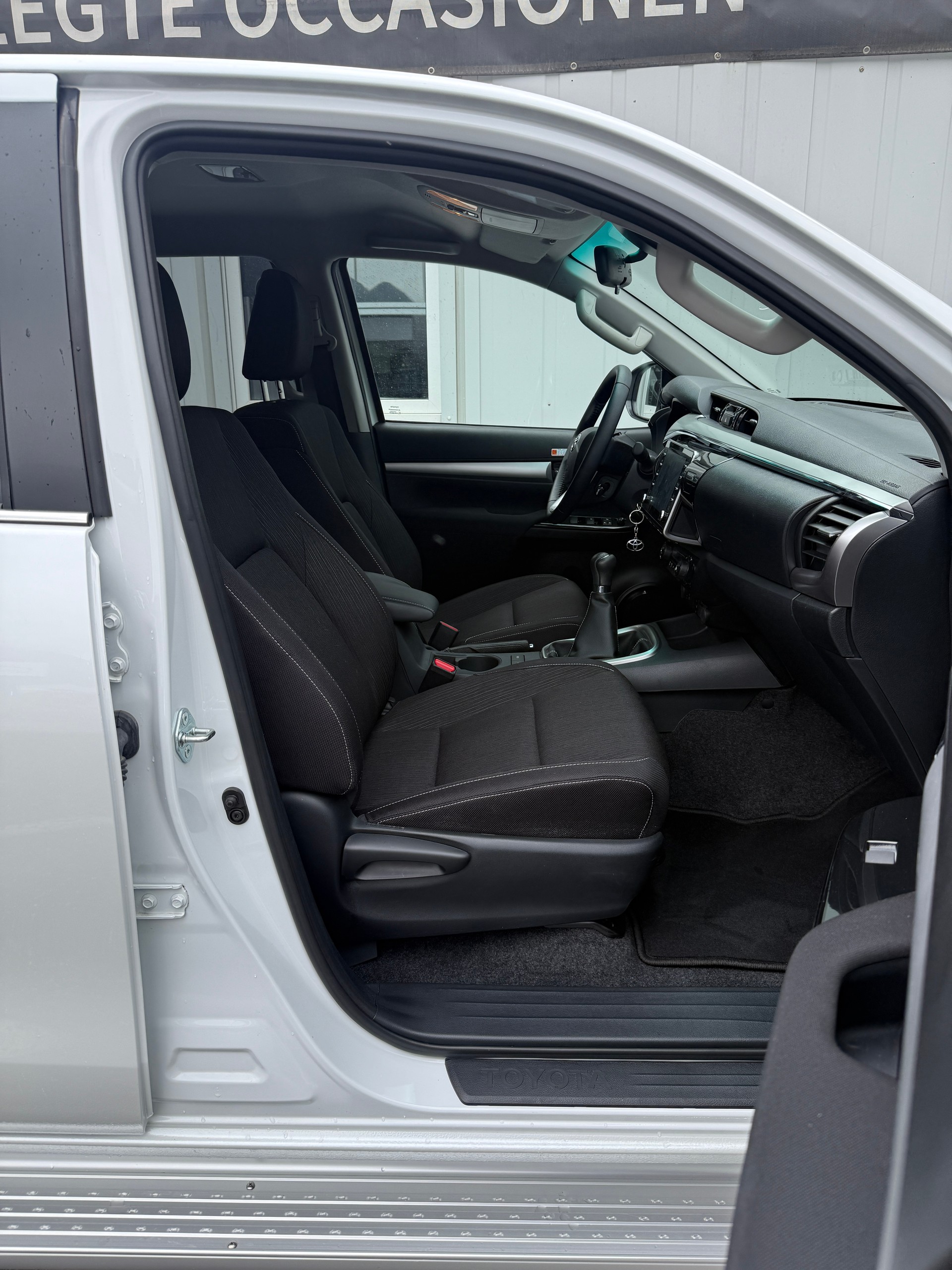 TOYOTA Hilux 2.4D-4D Comfort Double Cab 4x4 *2000 km * AHK 3.5 T * TRITTBRETTER *-image-13