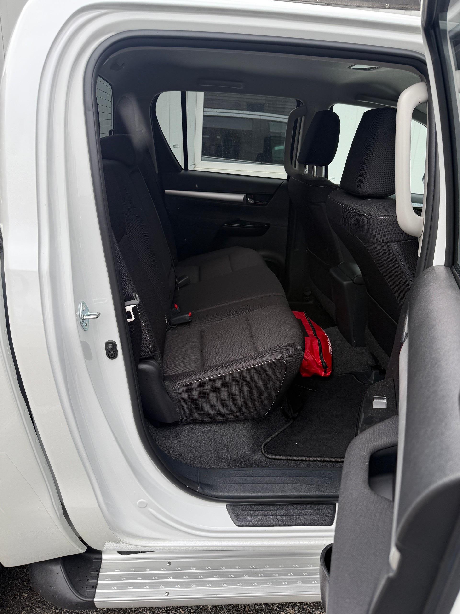 TOYOTA Hilux 2.4D-4D Comfort Double Cab 4x4 *2000 km * AHK 3.5 T * TRITTBRETTER *-image-14