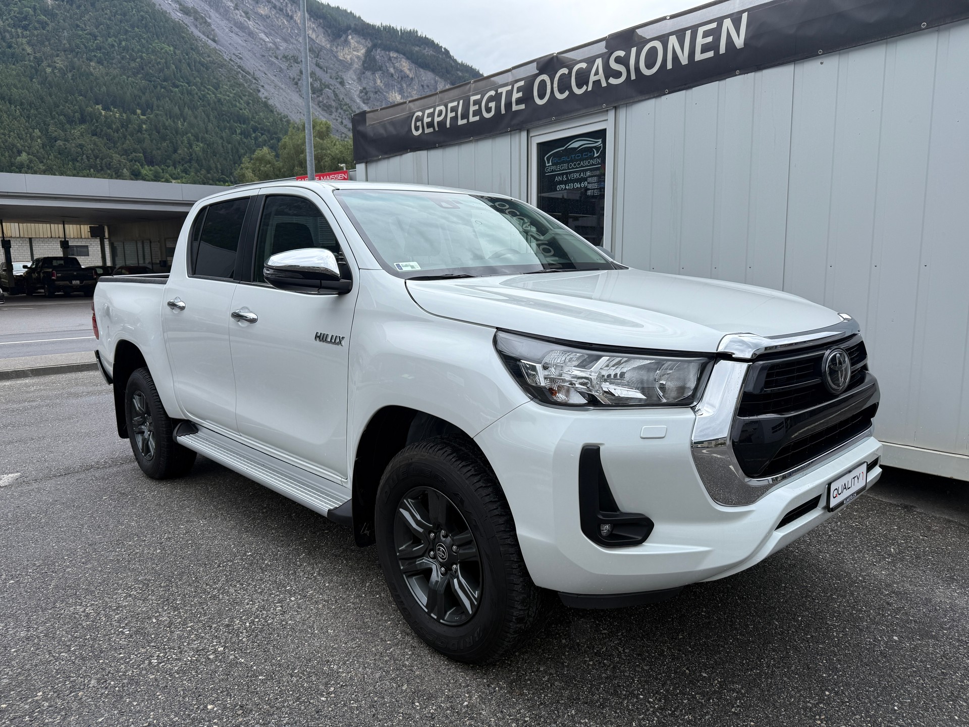 TOYOTA Hilux 2.4D-4D Comfort Double Cab 4x4 *2000 km * AHK 3.5 T * TRITTBRETTER *-showroom-element-1