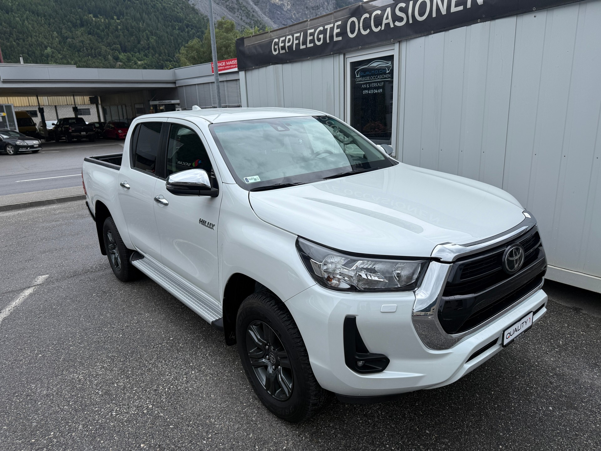 TOYOTA Hilux 2.4D-4D Comfort Double Cab 4x4 *2000 km * AHK 3.5 T * TRITTBRETTER *