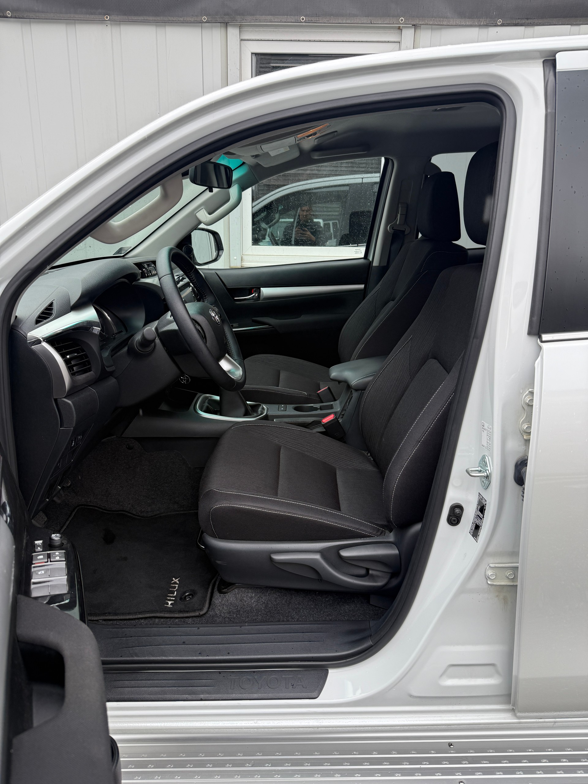 TOYOTA Hilux 2.4D-4D Comfort Double Cab 4x4 *2000 km * AHK 3.5 T * TRITTBRETTER *-image-11