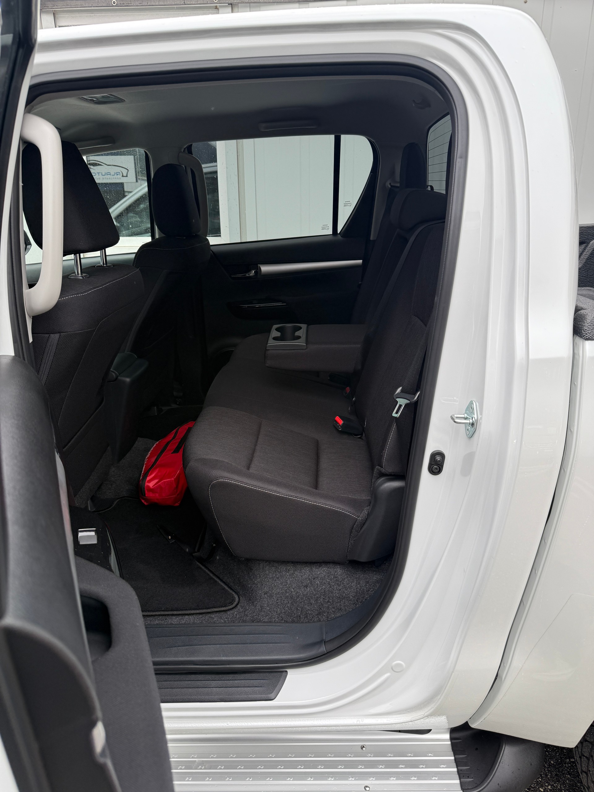 TOYOTA Hilux 2.4D-4D Comfort Double Cab 4x4 *2000 km * AHK 3.5 T * TRITTBRETTER *-image-12