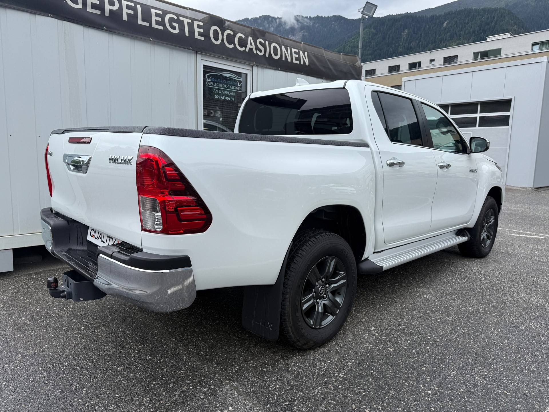 TOYOTA Hilux 2.4D-4D Comfort Double Cab 4x4 *2000 km * AHK 3.5 T * TRITTBRETTER *-showroom-element-3