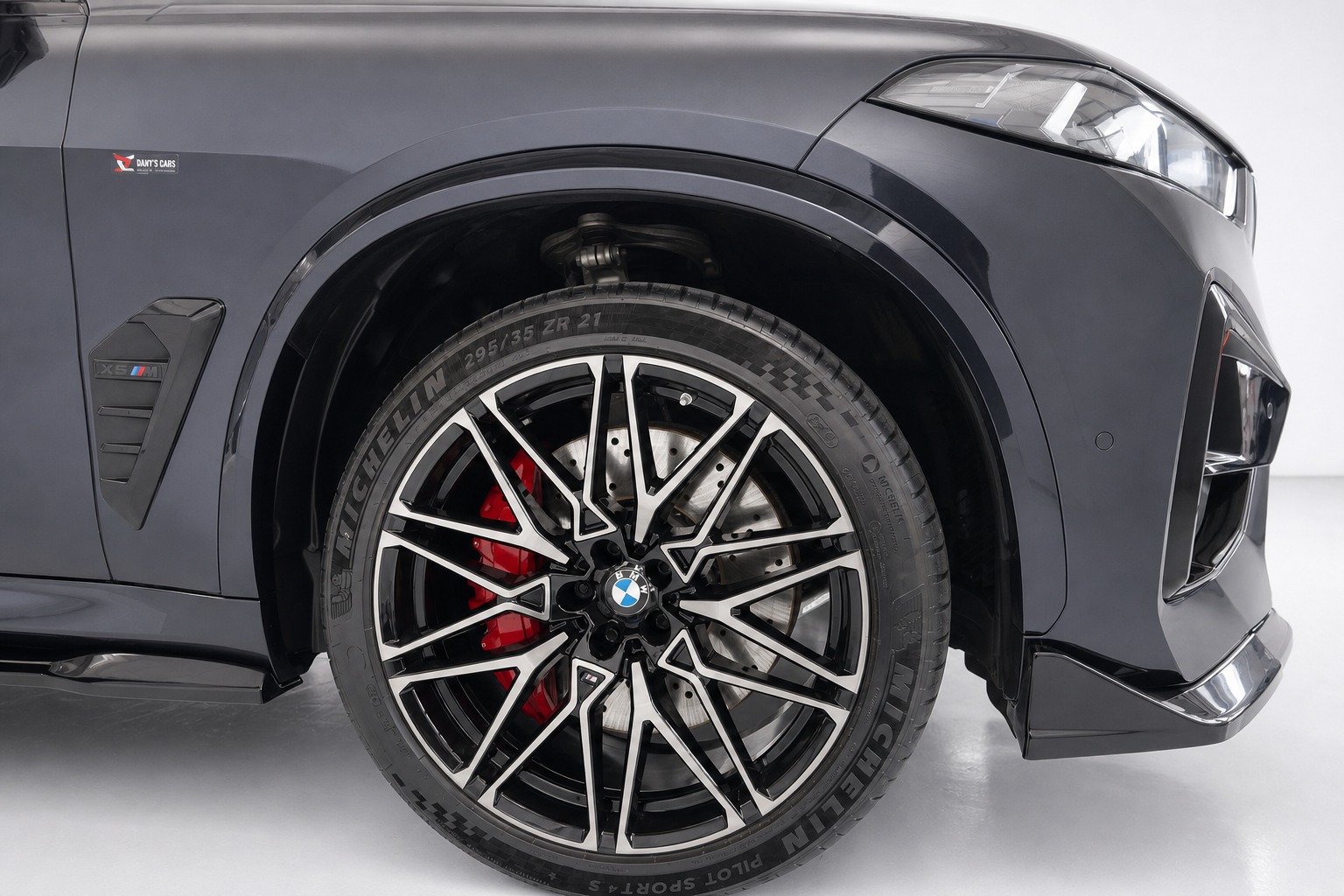 BMW X5M Competition Individual-showroom-element-3