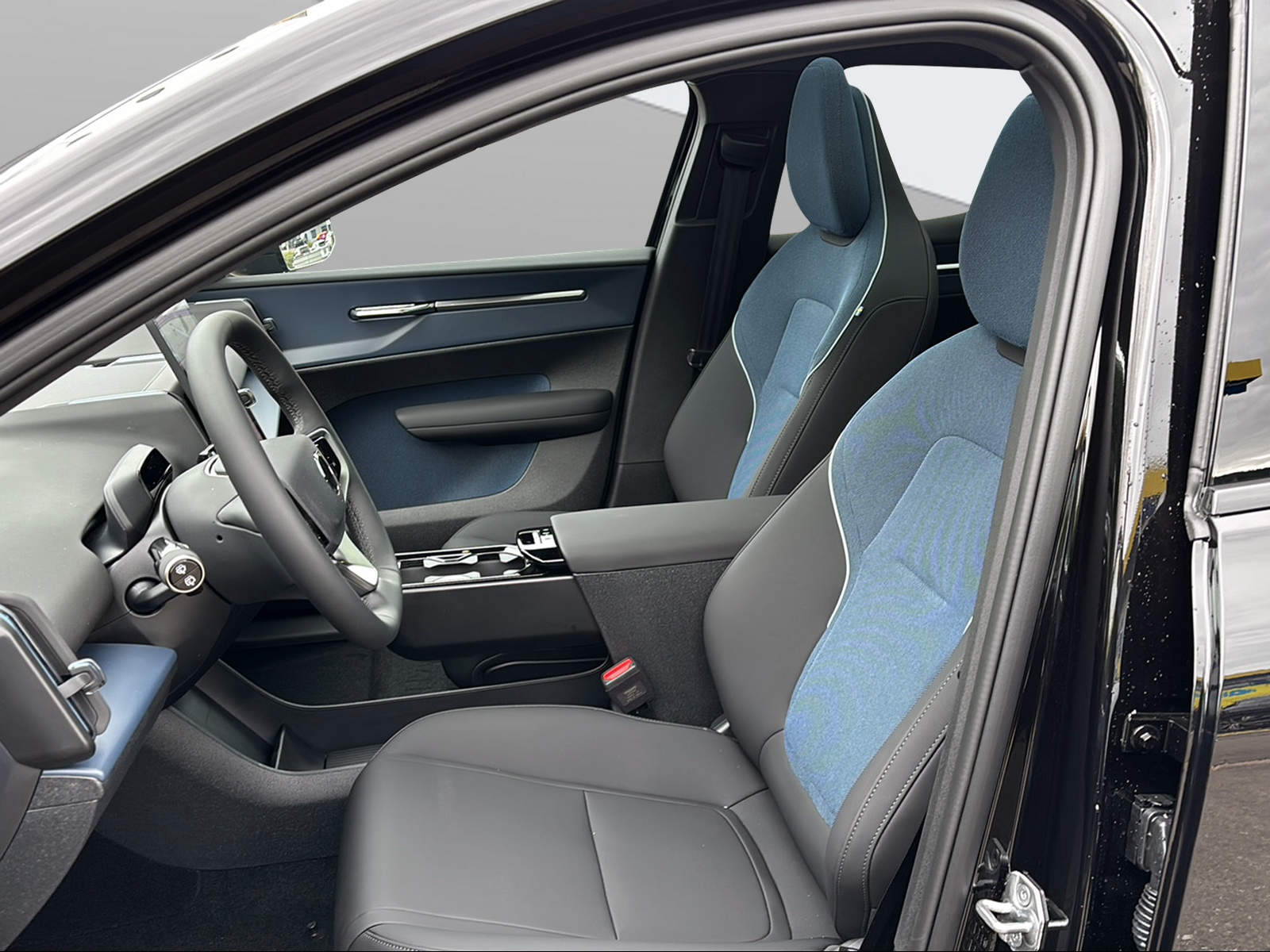VOLVO EX30 P8 69 kWh AWD Ultra-image-8