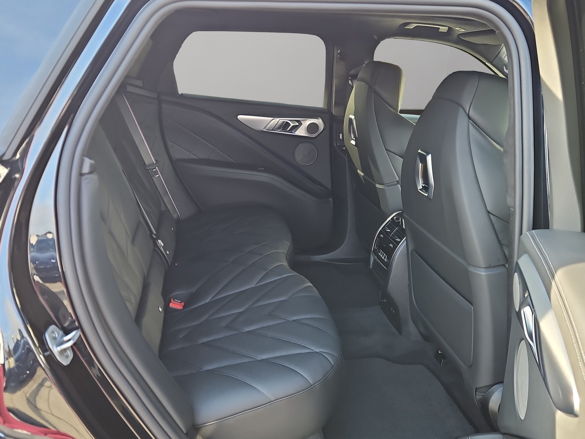 BMW XM xDrive 50e PHEV Steptronic-image-17