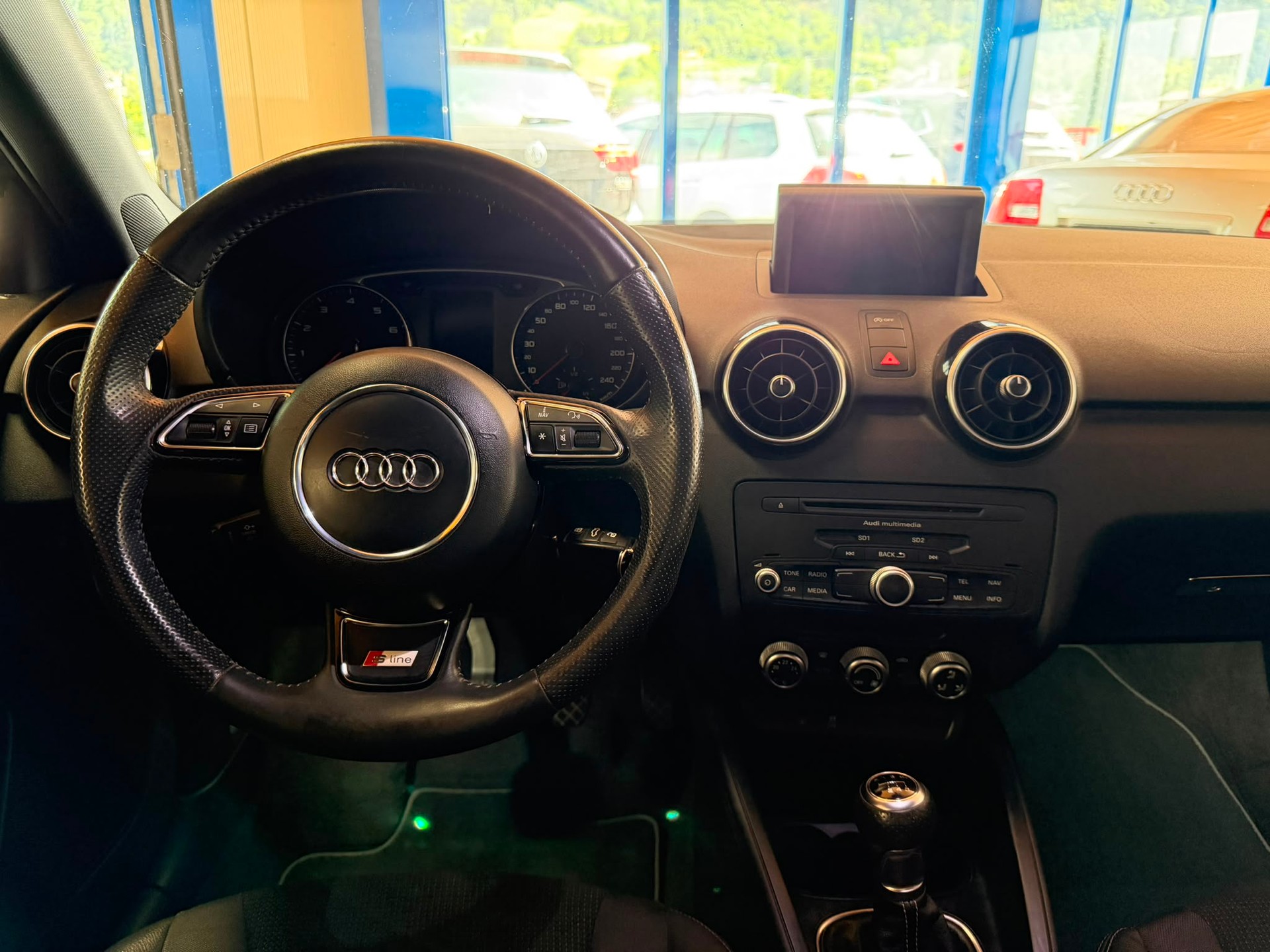 AUDI A1 1.4 TFSI Ambition S-tronic S LINE-image-13
