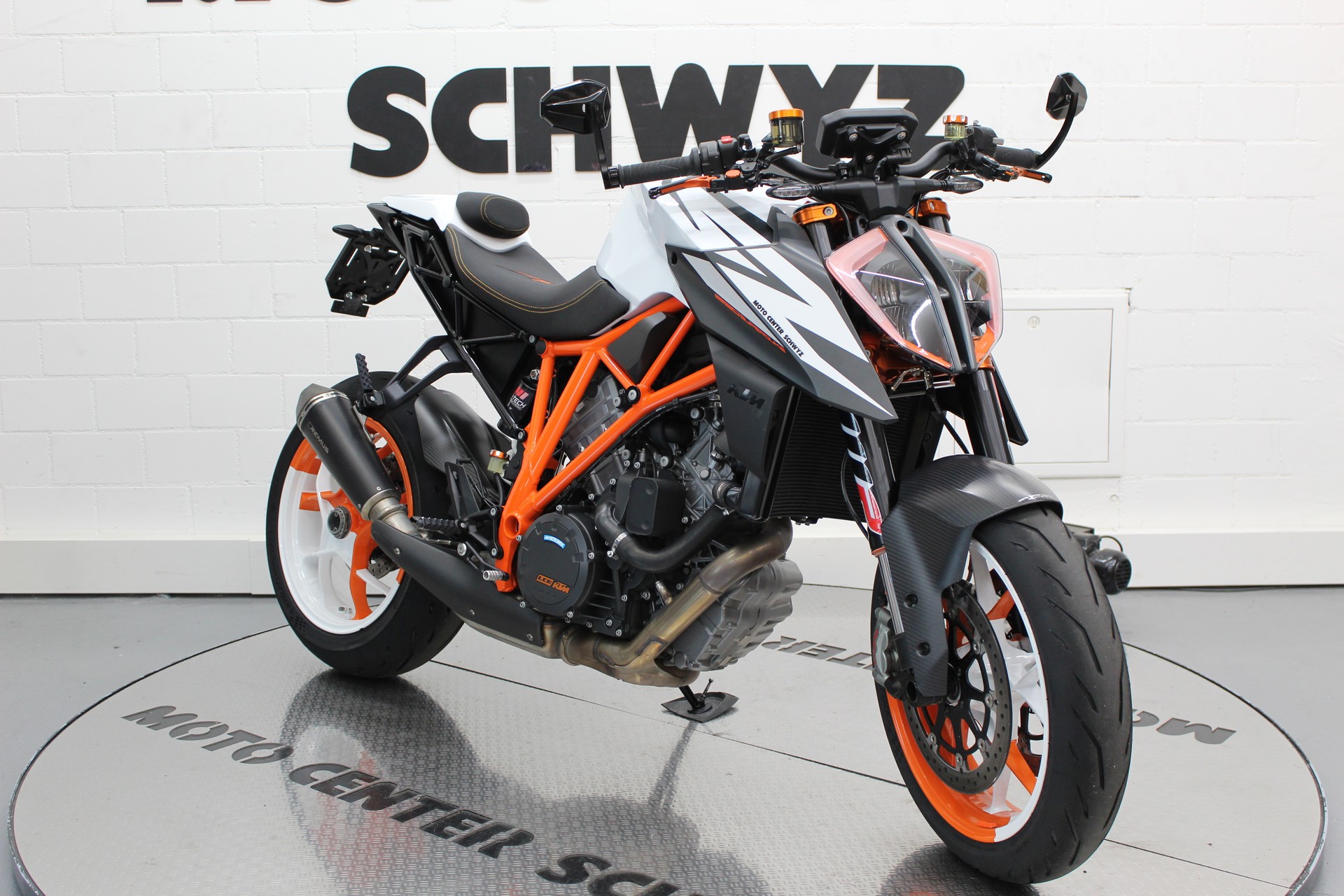 KTM 1290 Super Duke R-showroom-element-1