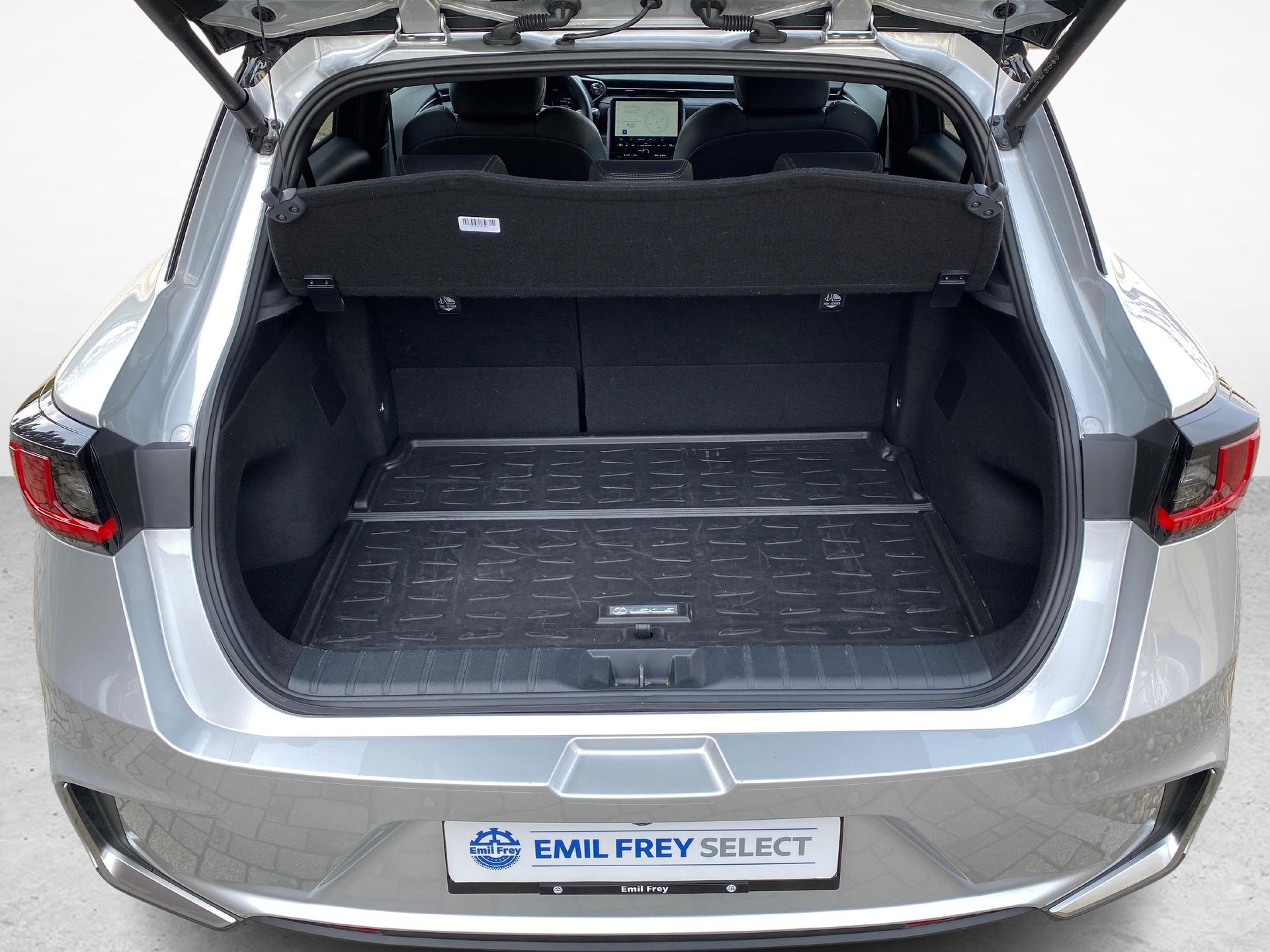 LEXUS LBX 1.5 Hybrid Cool AWD-image-11