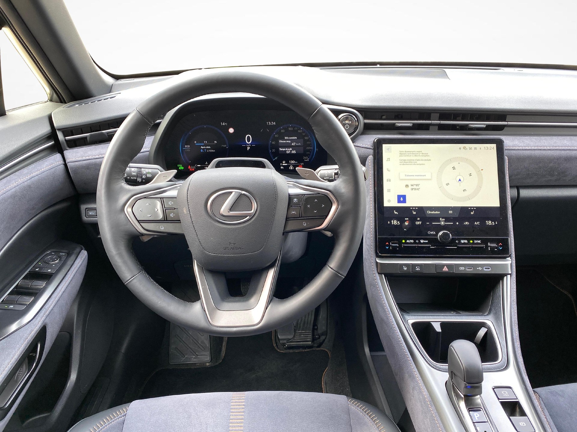 LEXUS LBX 1.5 Hybrid Cool AWD-image-8
