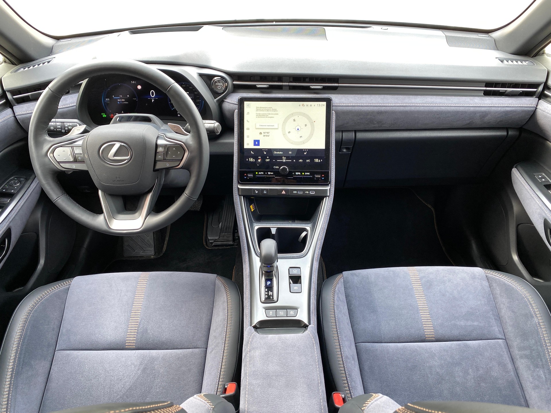 LEXUS LBX 1.5 Hybrid Cool AWD-image-12