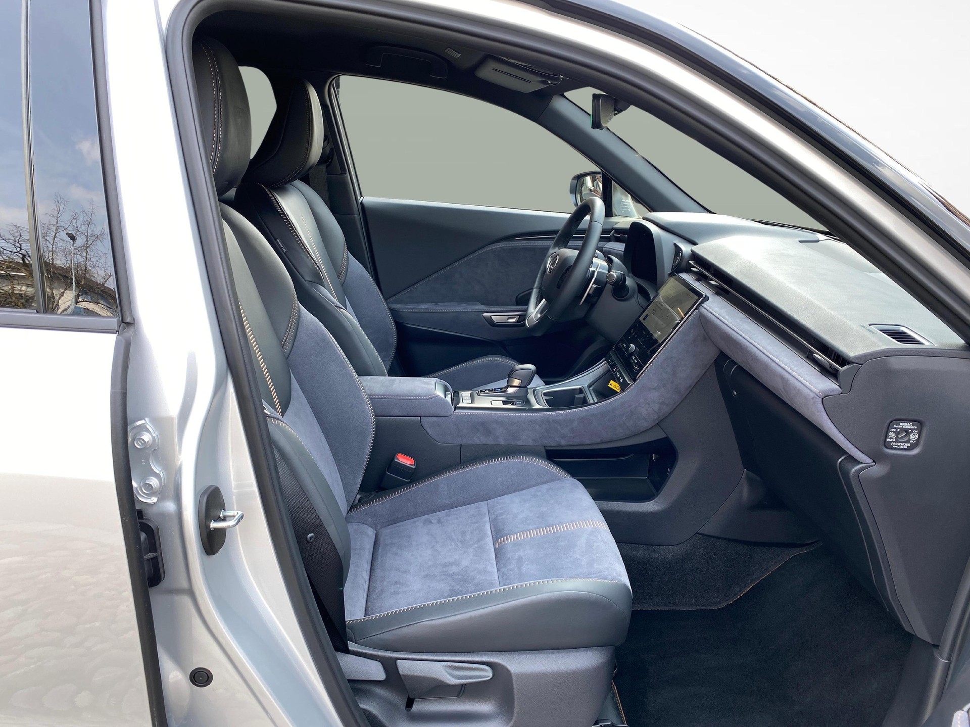 LEXUS LBX 1.5 Hybrid Cool AWD-image-9