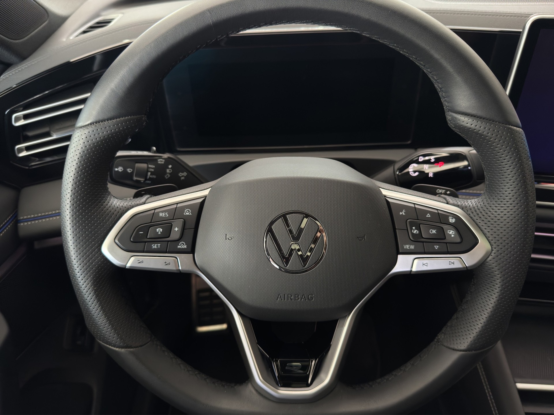 VW Tiguan 2.0 TSI DSG R-Line 4M. "Leder Varenna-Pano-360°Kamera-Black Style"-image-14