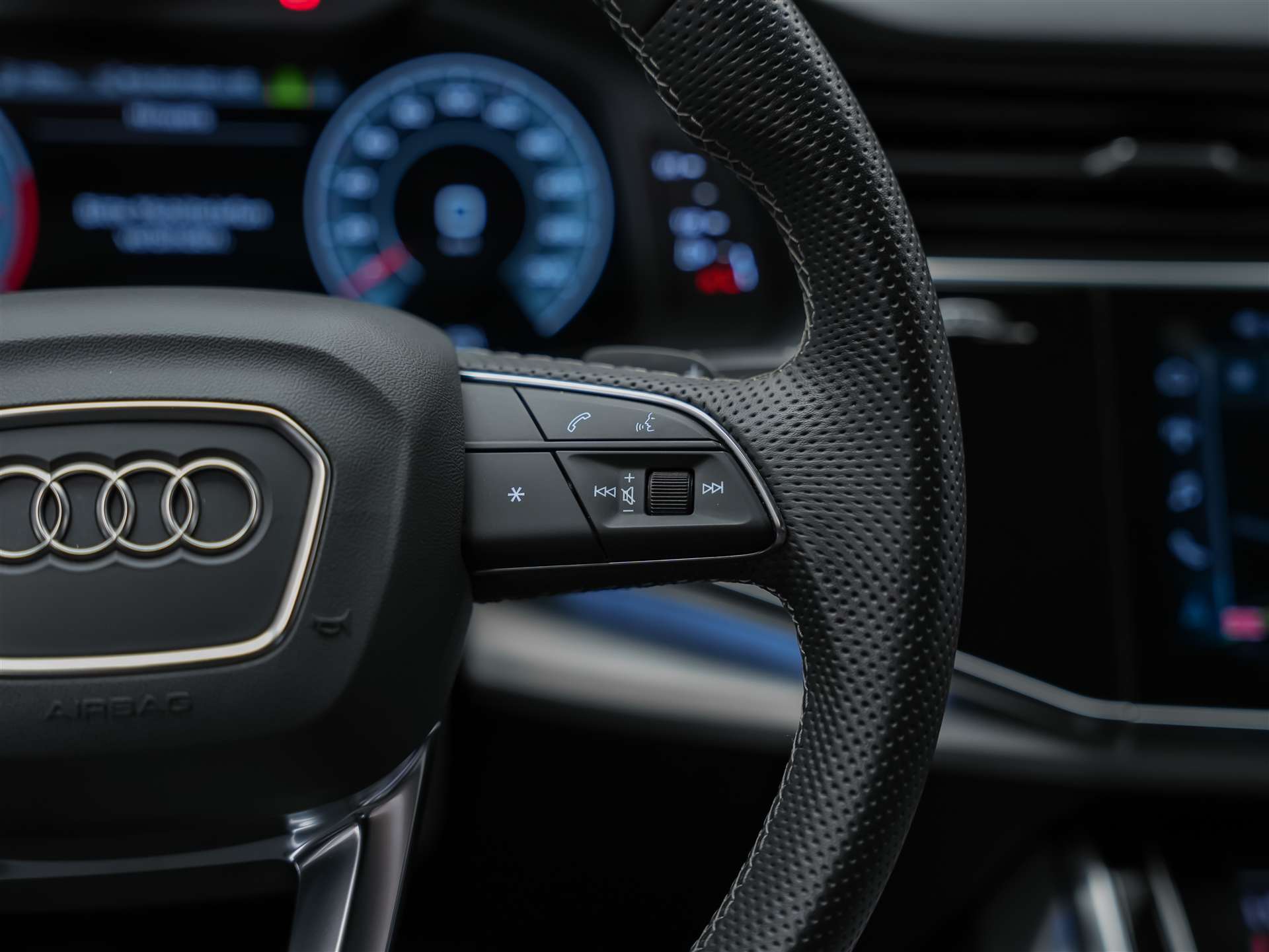AUDI Q8 55 TFSI quattro tiptronic-image-32