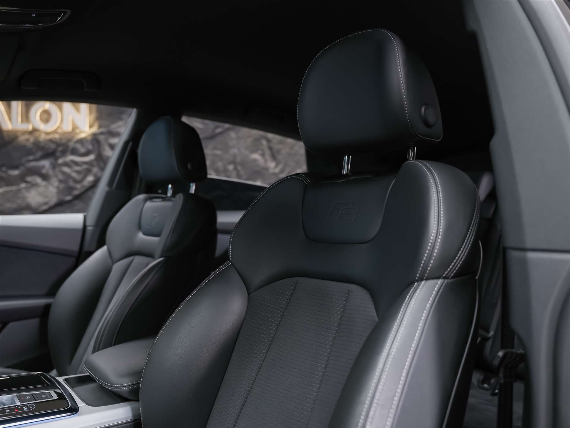 AUDI Q8 55 TFSI quattro tiptronic-image-10