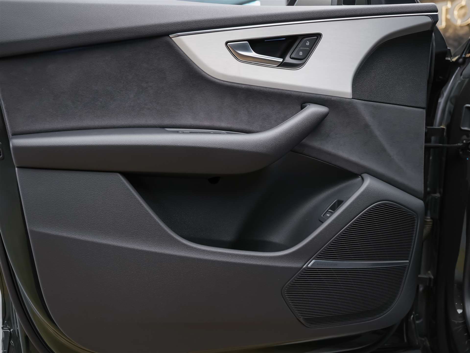 AUDI Q8 55 TFSI quattro tiptronic-image-26
