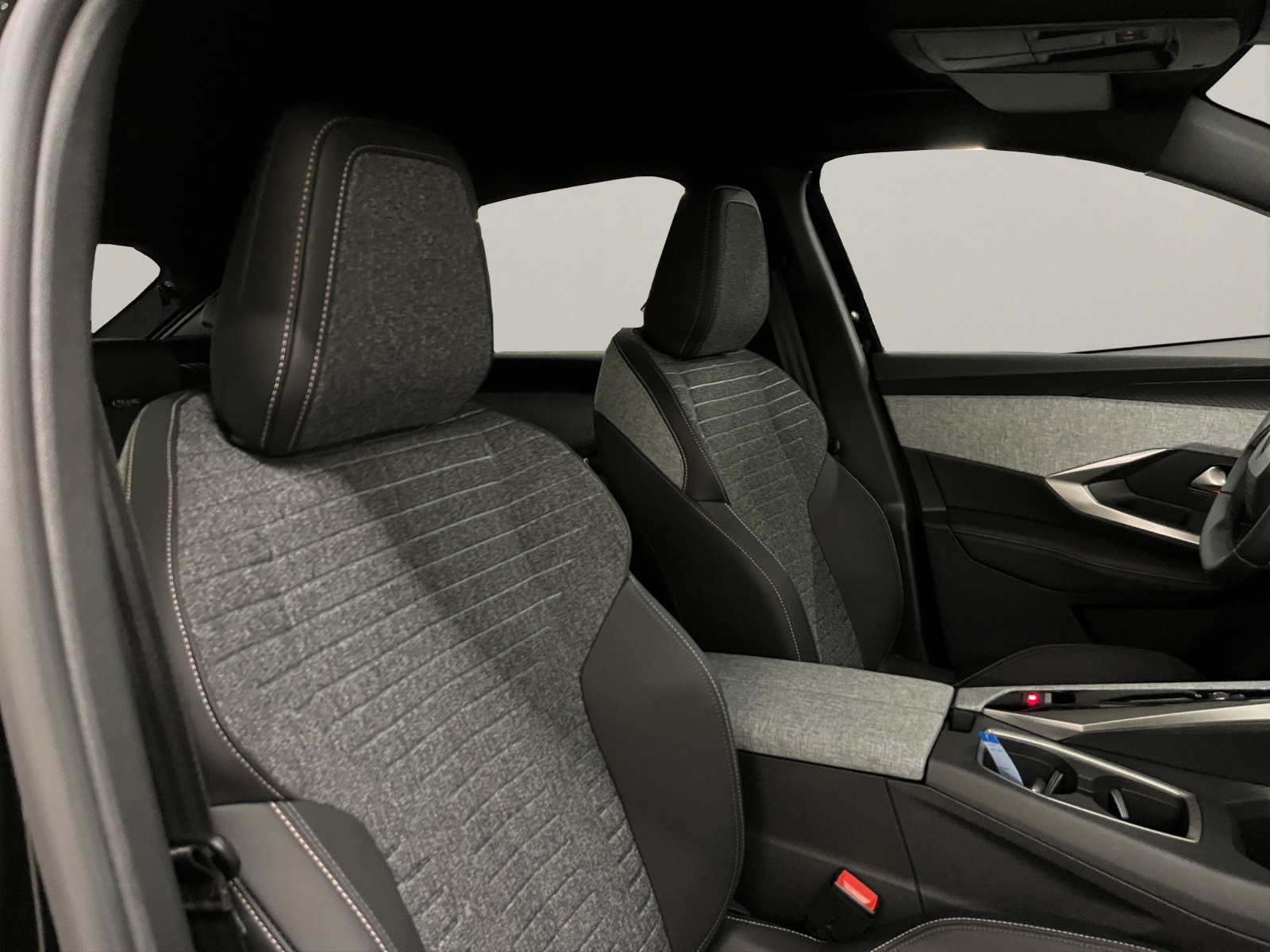 PEUGEOT 3008 1.2 Hybrid Allure Premium-image-14