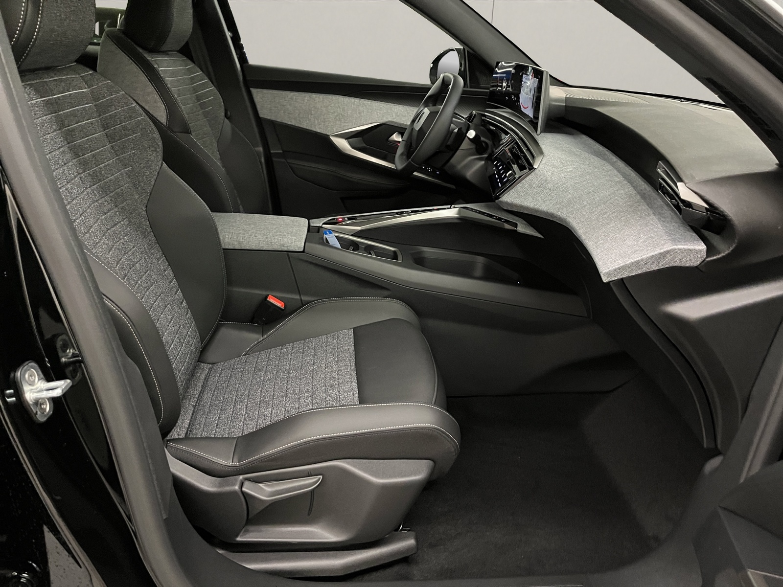 PEUGEOT 3008 1.2 Hybrid Allure Premium-image-12