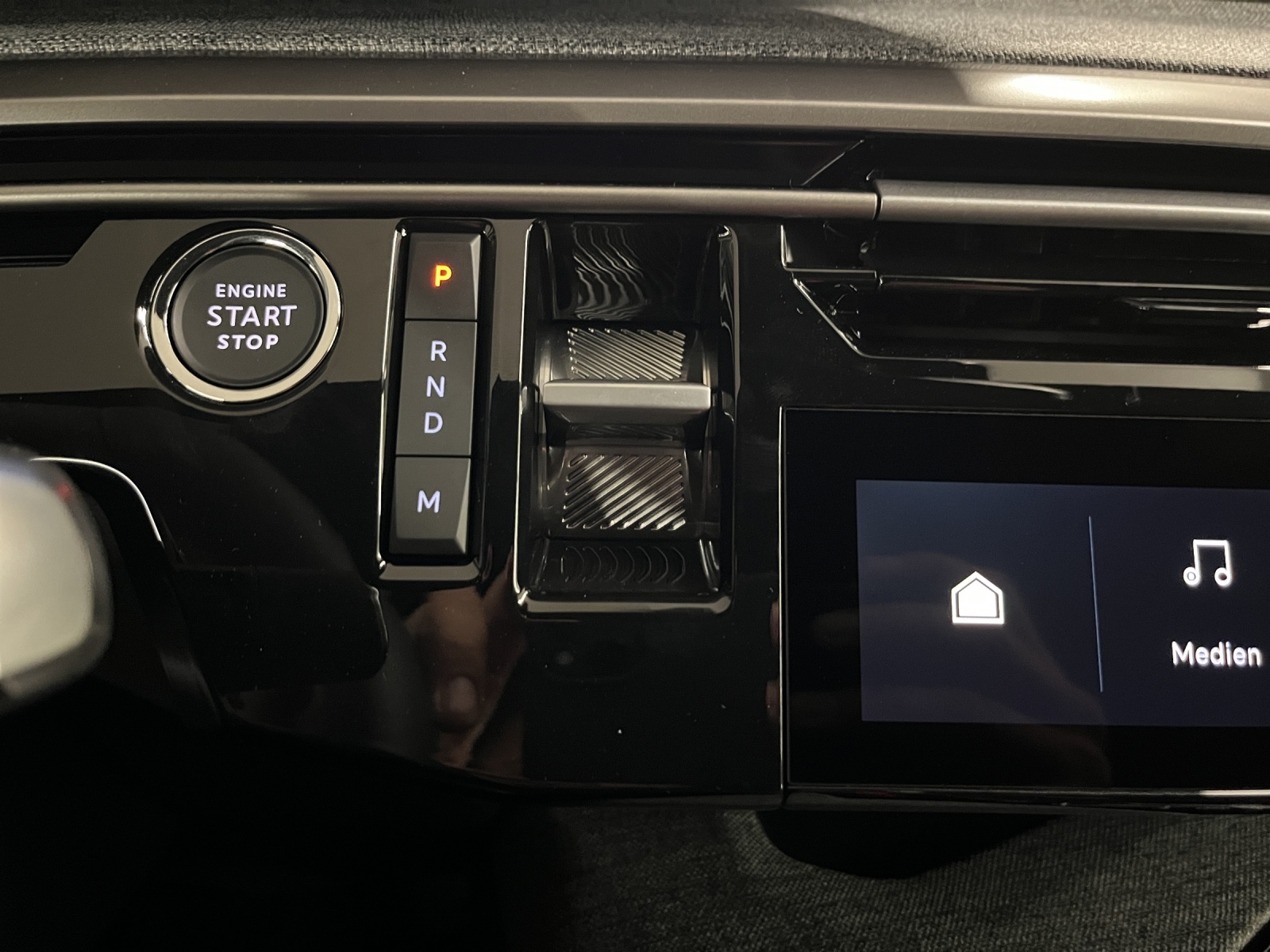 PEUGEOT 3008 1.2 Hybrid Allure Premium-image-11
