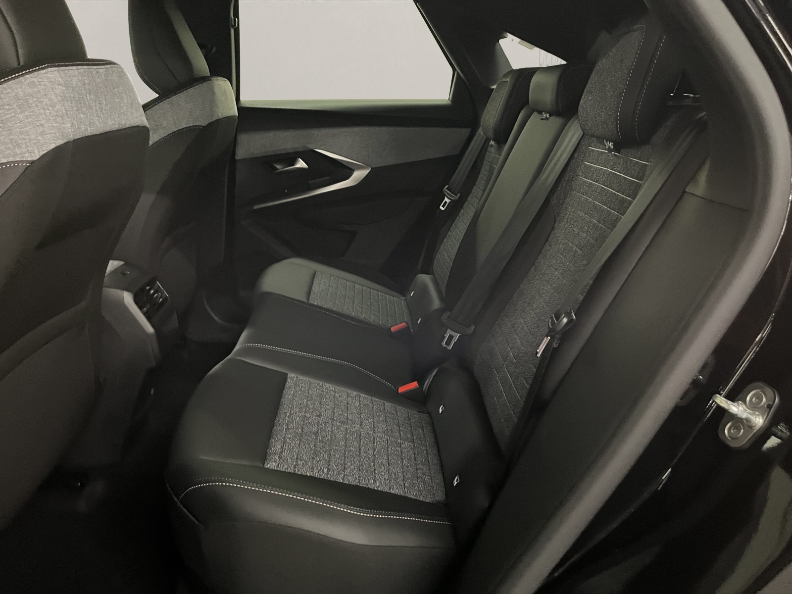 PEUGEOT 3008 1.2 Hybrid Allure Premium-image-13