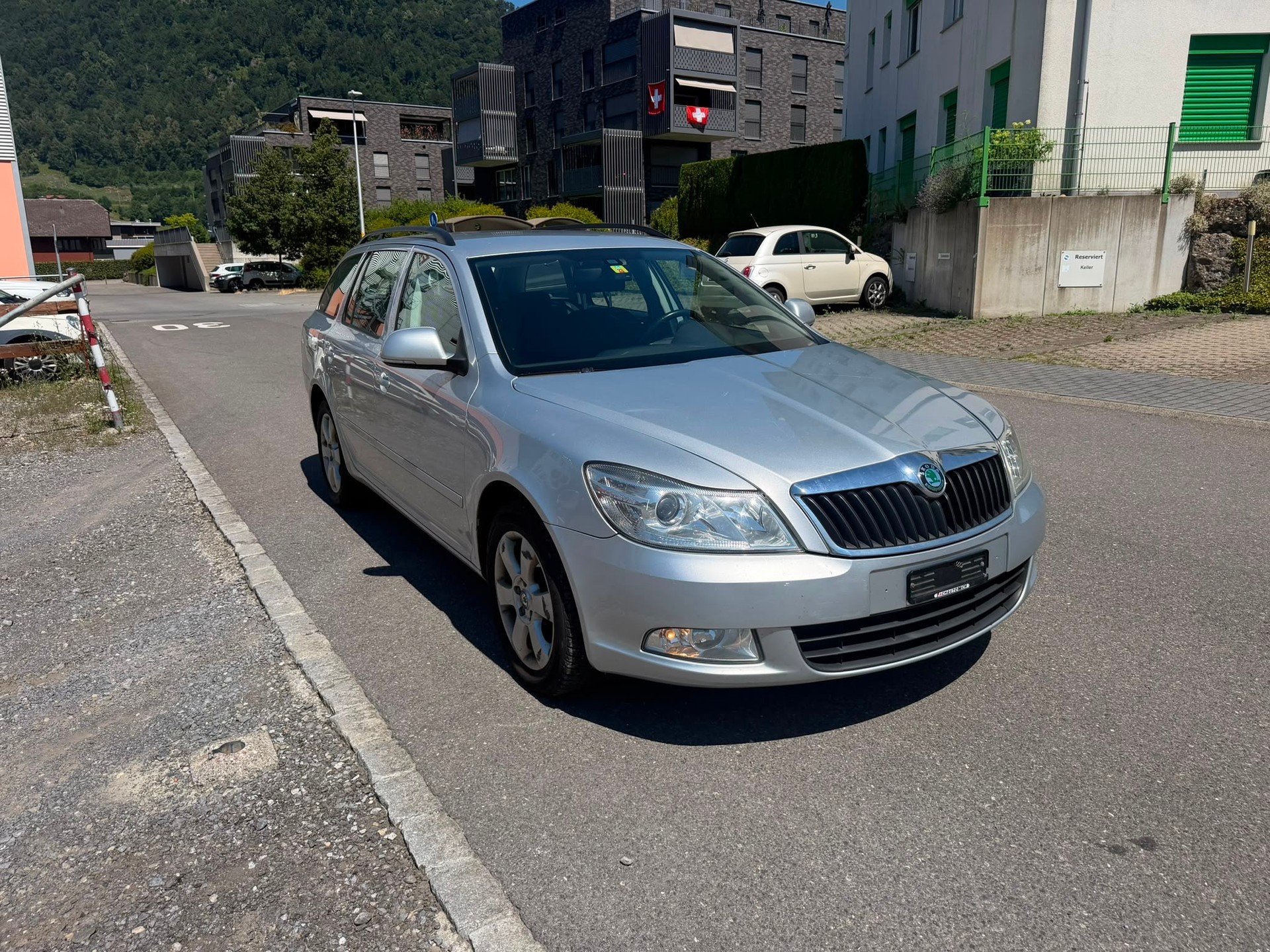 SKODA Octavia Combi 1.9 TDI Ambiente DSG-image-0