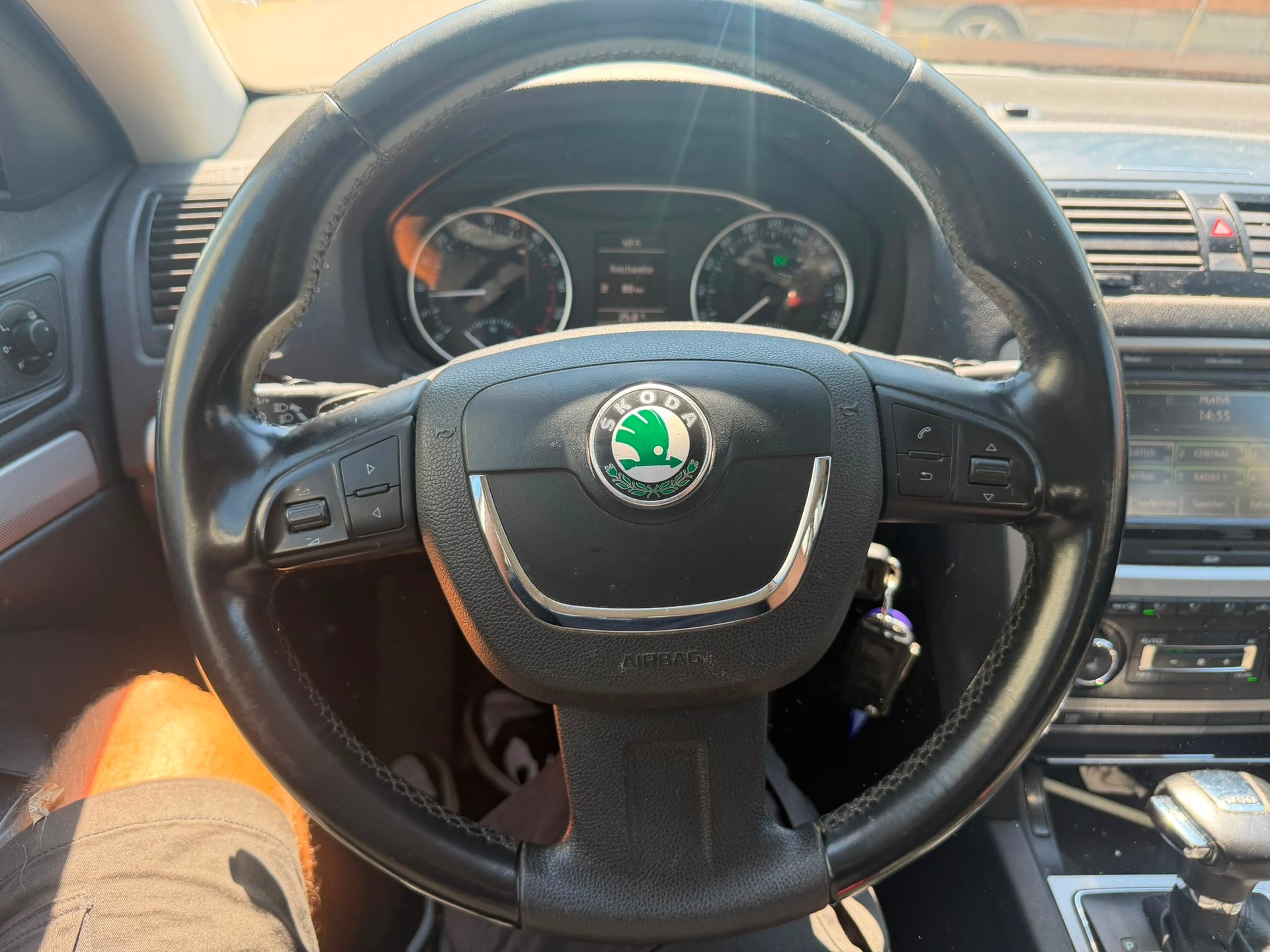 SKODA Octavia Combi 1.9 TDI Ambiente DSG-image-9