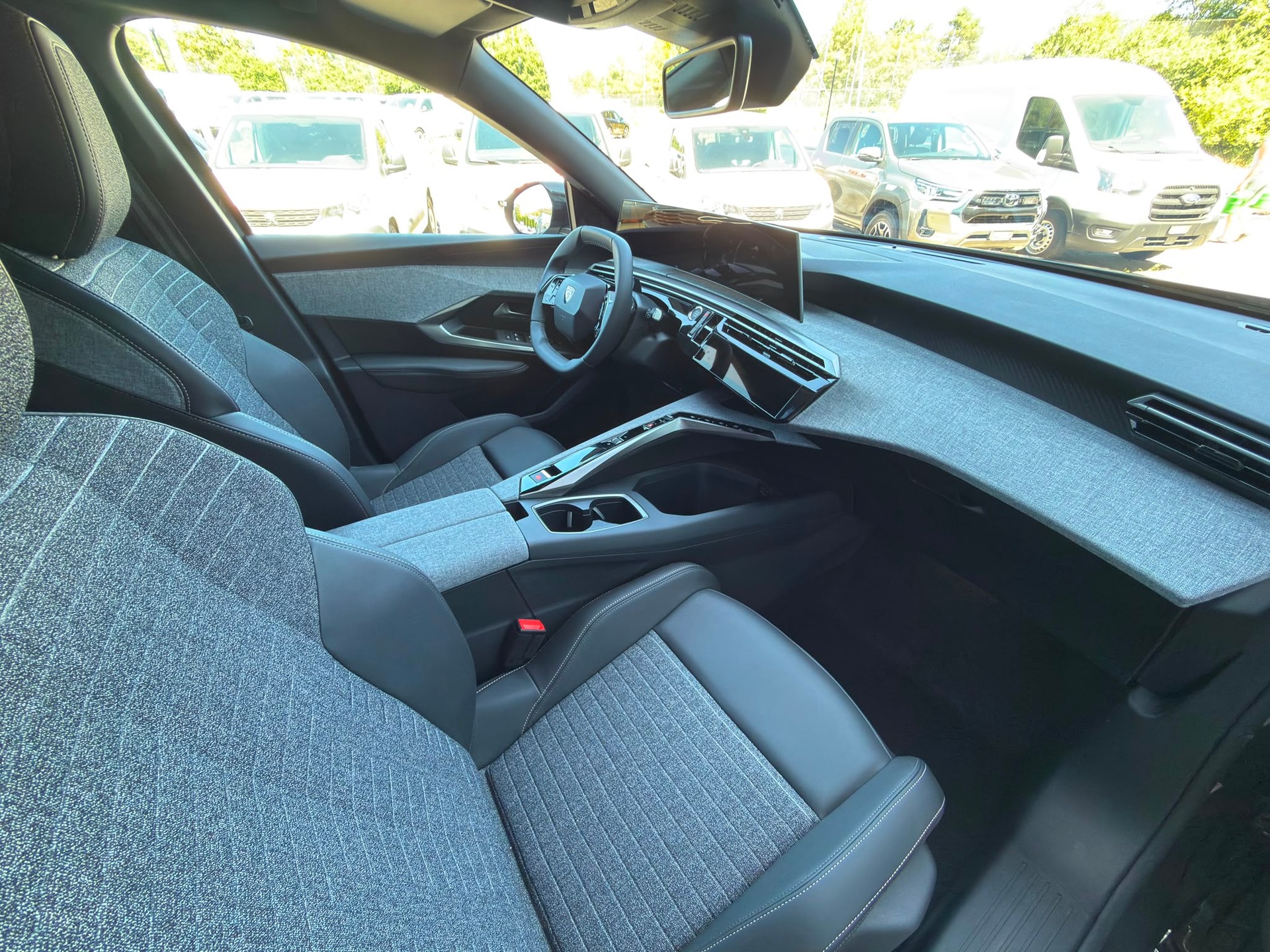 PEUGEOT 5008 145 Hybrid e-DCS6 Allure Premium-image-6