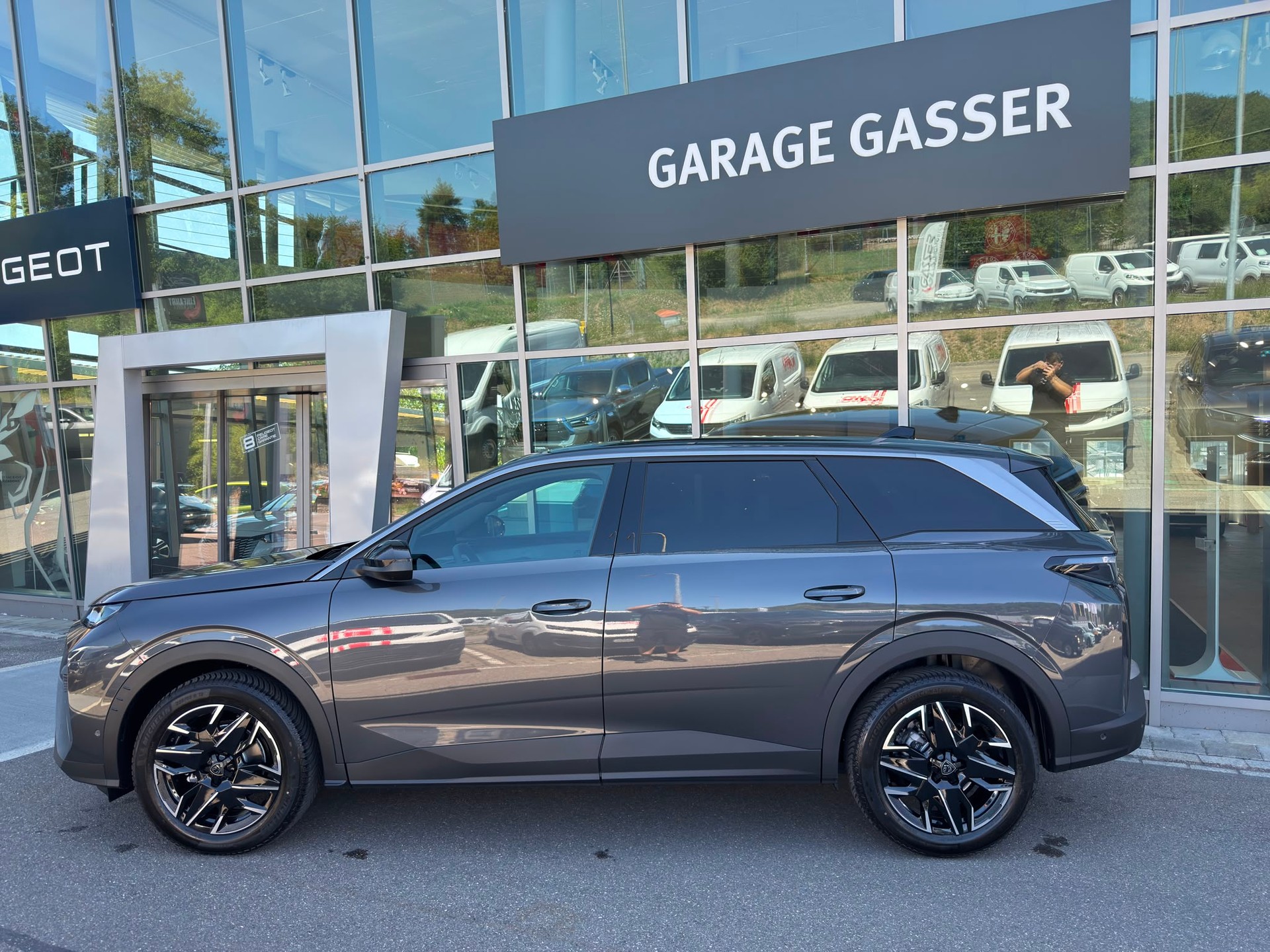 PEUGEOT 5008 145 Hybrid e-DCS6 Allure Premium-image-2