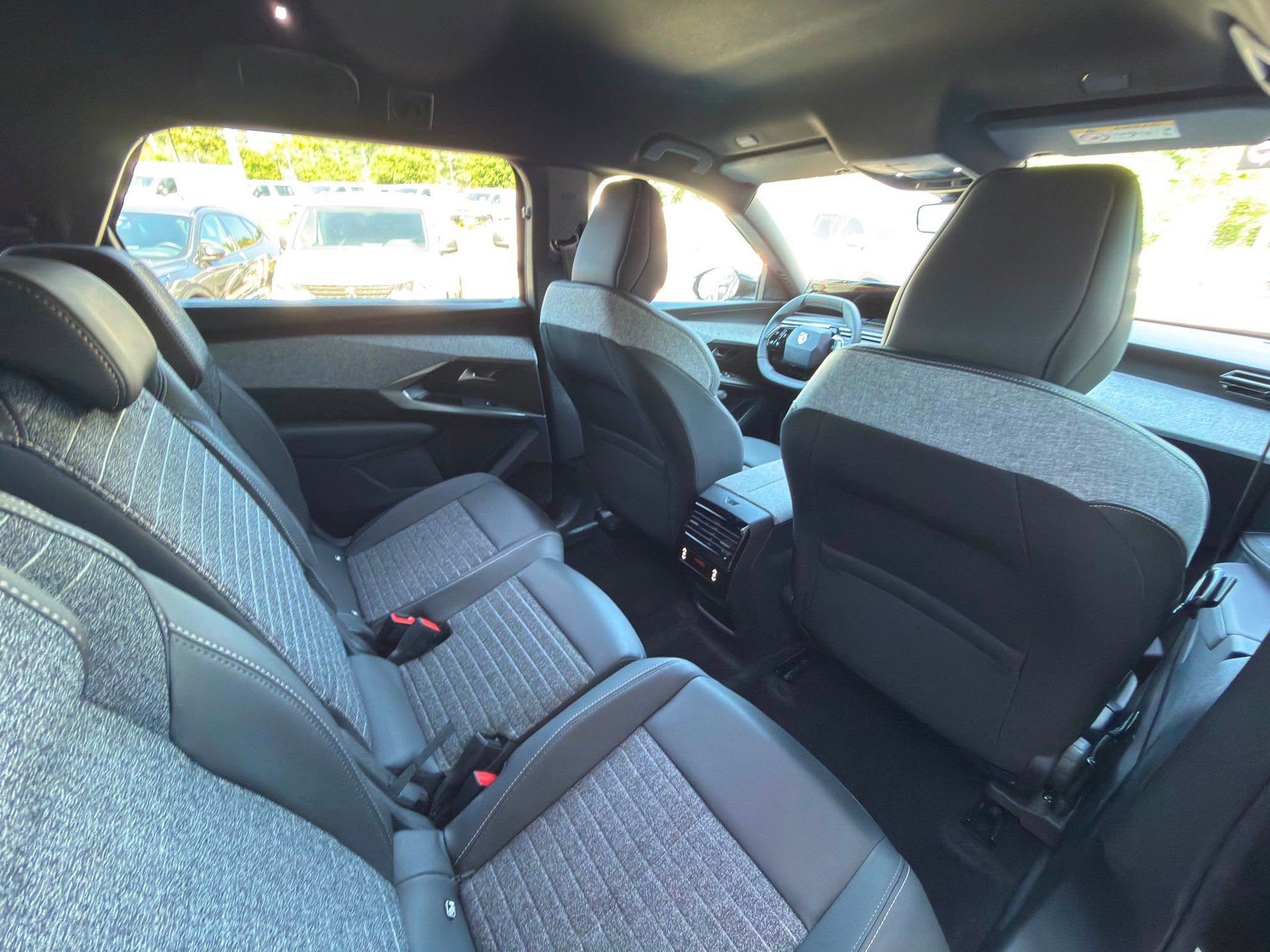 PEUGEOT 5008 145 Hybrid e-DCS6 Allure Premium-image-7