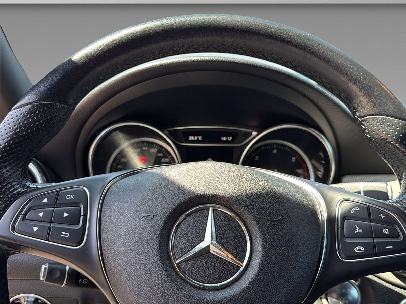 MERCEDES-BENZ CLA 200 d Urban-image-17