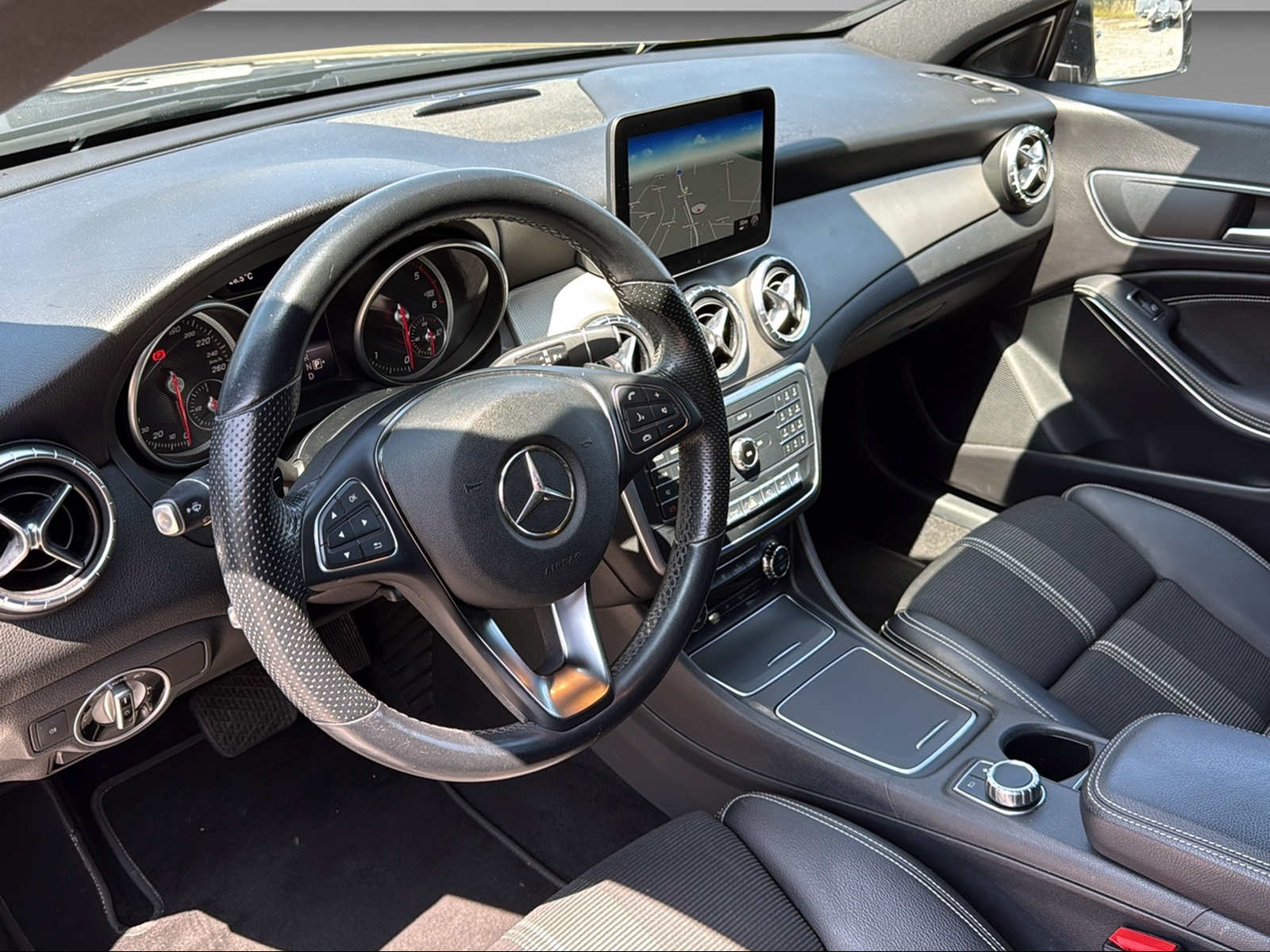 MERCEDES-BENZ CLA 200 d Urban-image-12