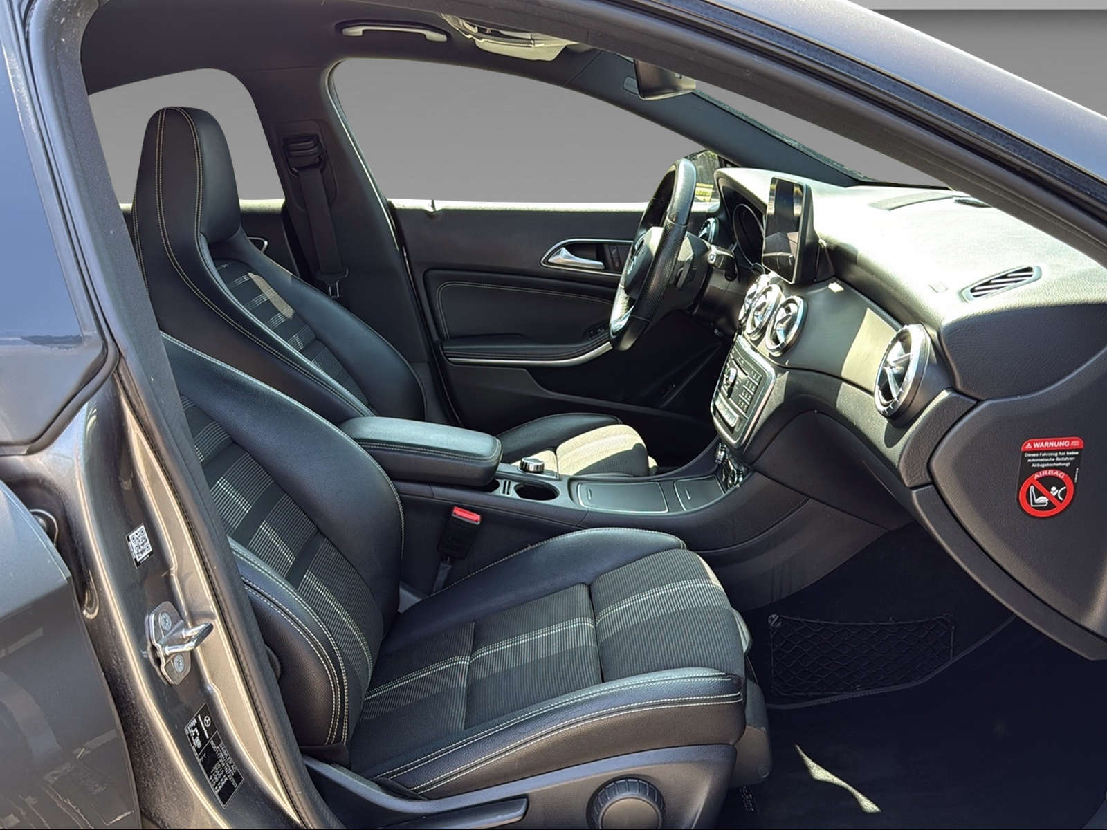 MERCEDES-BENZ CLA 200 d Urban-image-19
