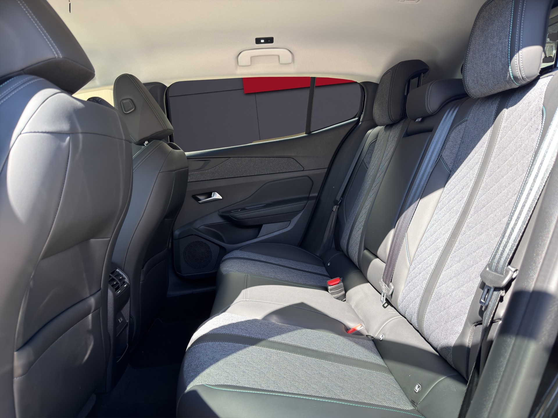 PEUGEOT 408 1.6 PHEV Allure Pack-image-6