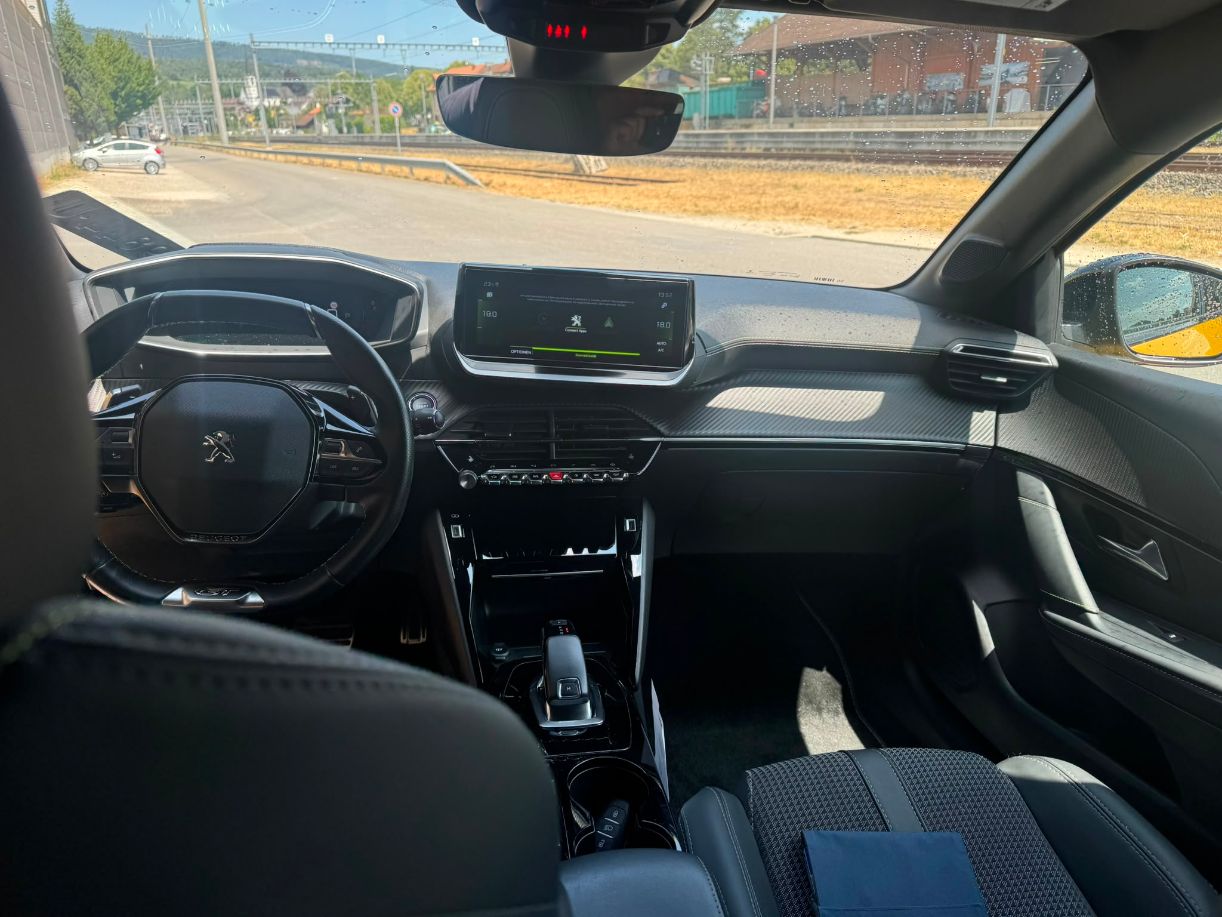 PEUGEOT 208 1.2 PureTech GT EAT8-image-12
