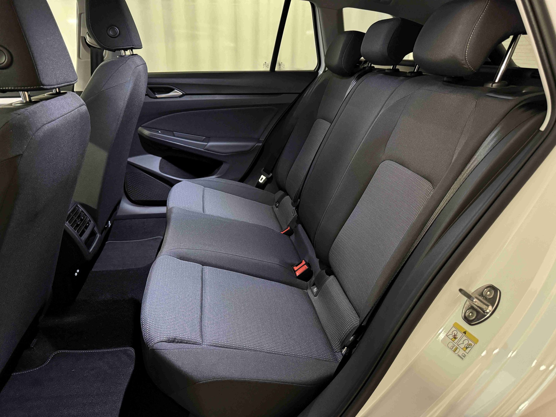 VW Golf Variant 1.5 eTSI mHEV Basis DSG-image-13