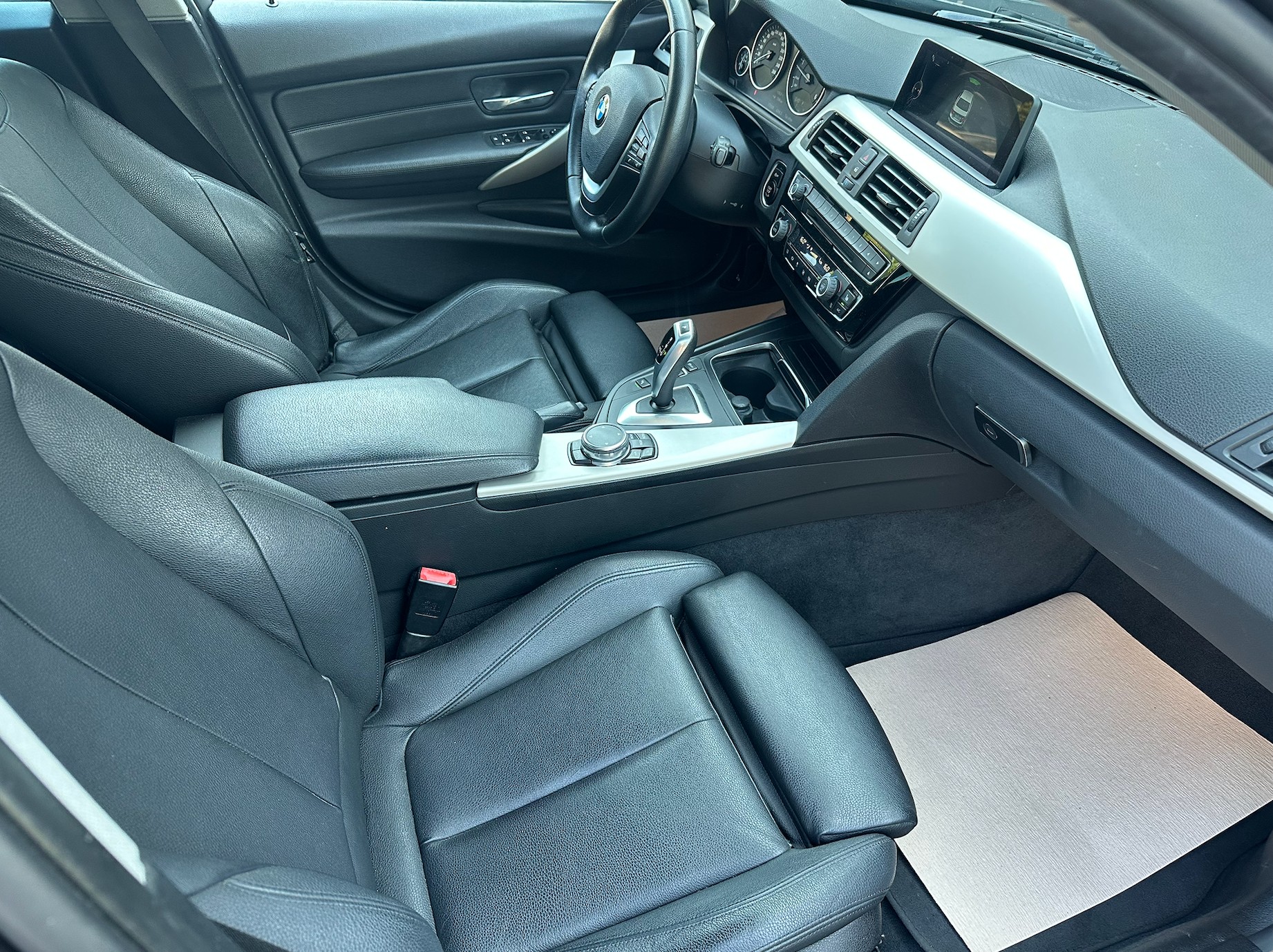 BMW 330d xDrive Luxury Line Steptronic-image-11