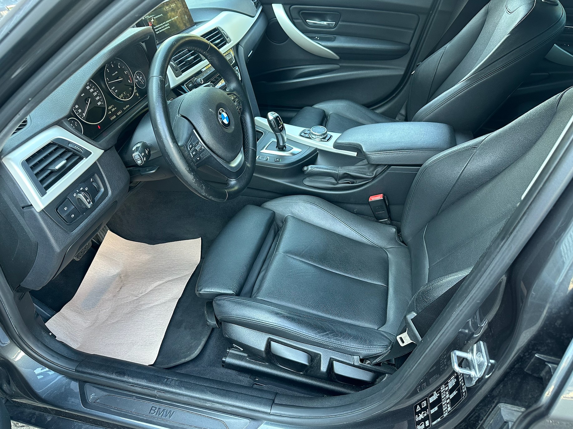 BMW 330d xDrive Luxury Line Steptronic-image-10