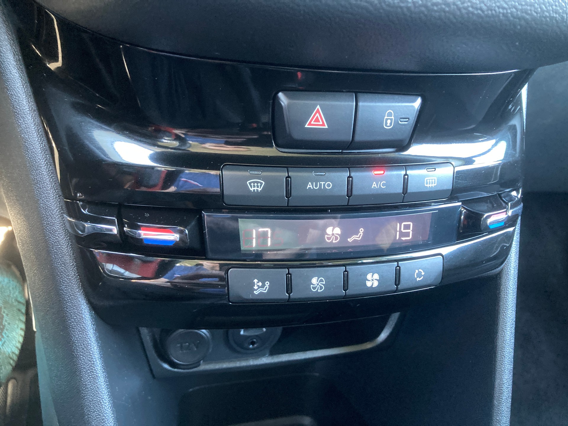 PEUGEOT 208 1.2 VTI Access-image-11