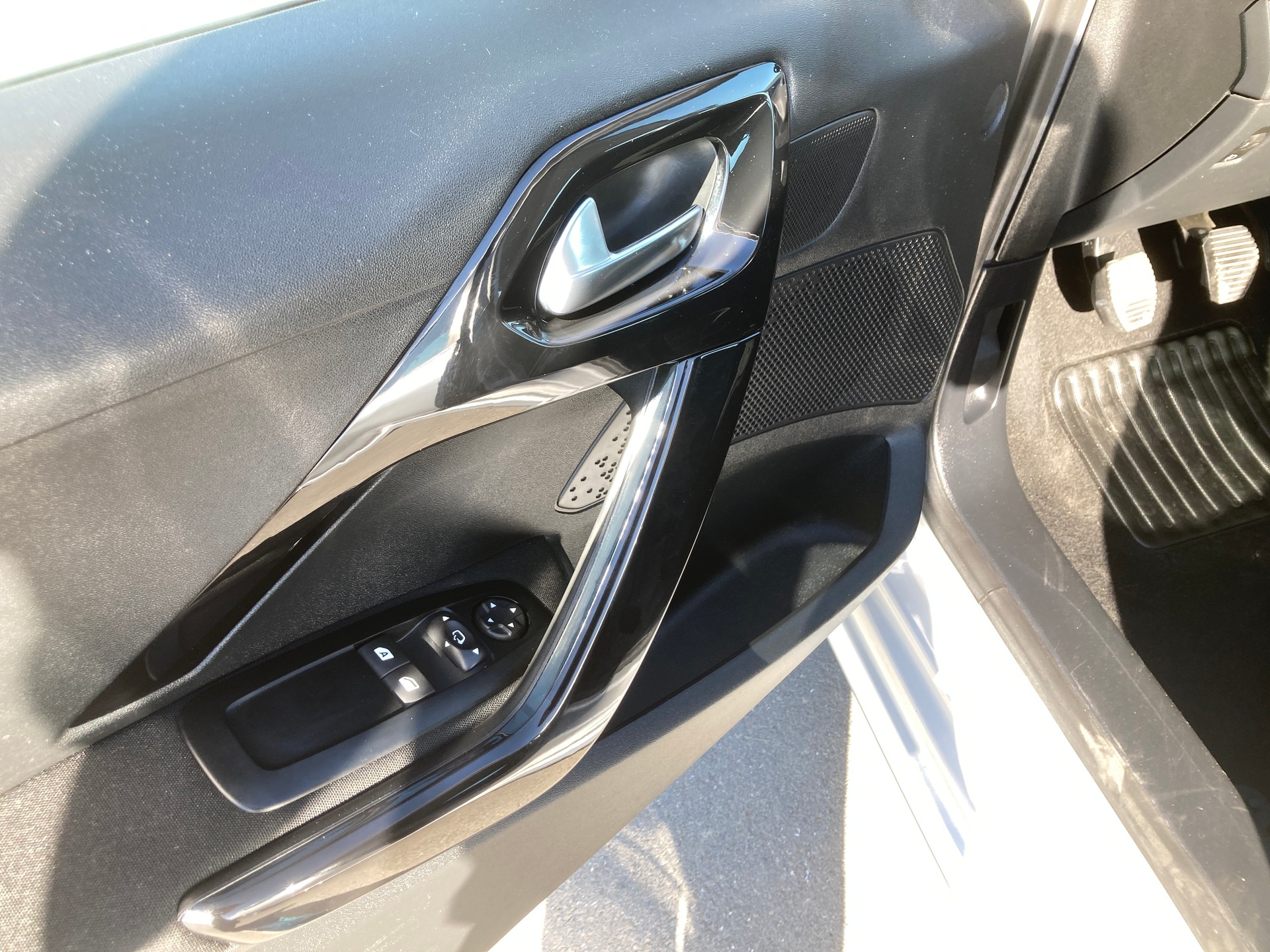 PEUGEOT 208 1.2 VTI Access-image-9