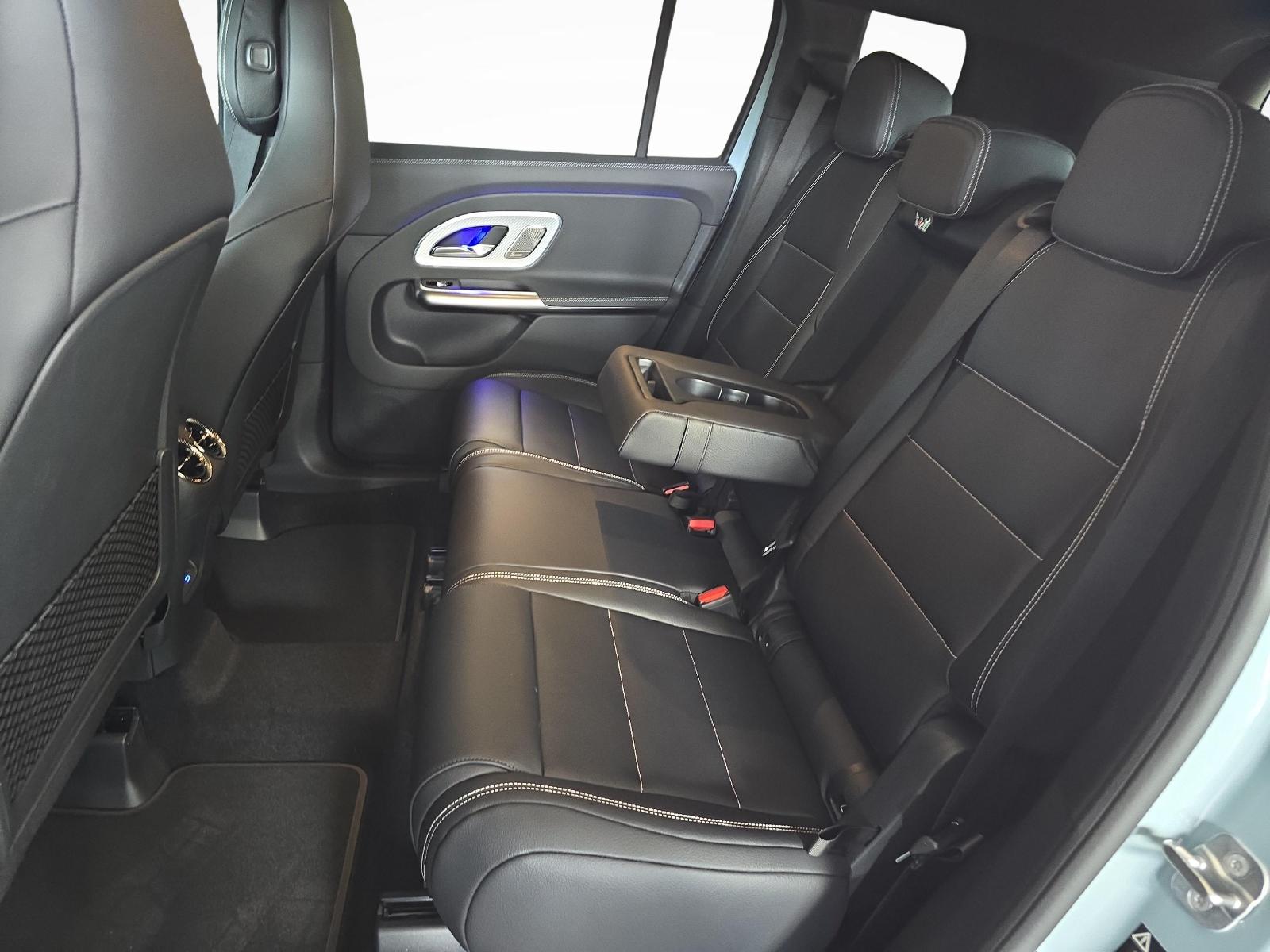 MERCEDES-BENZ GLB 220 4MATIC AMG Line-image-10