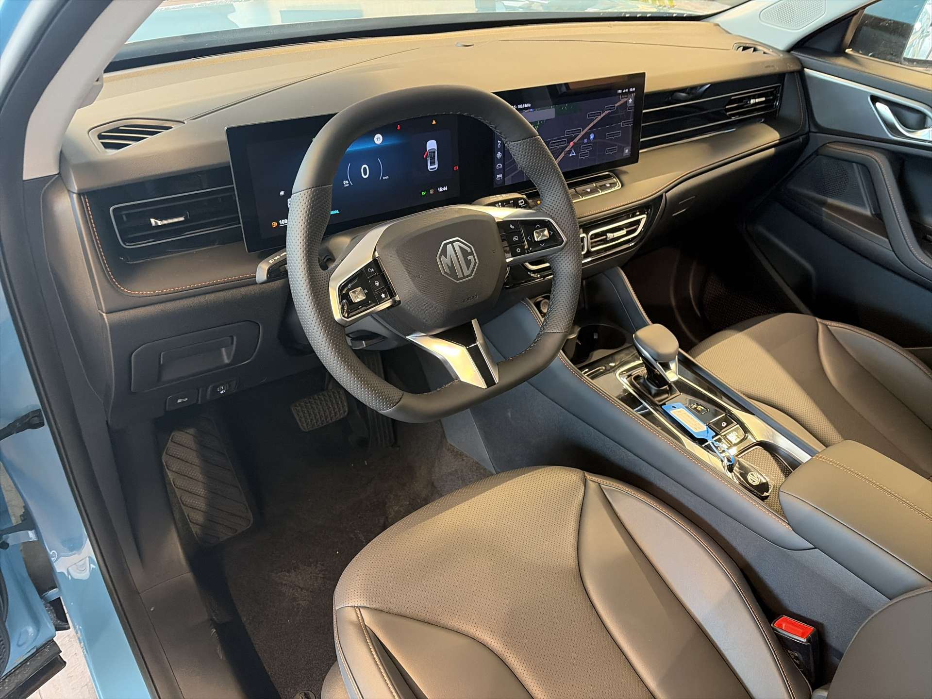MG HS 1.5 T Hybrid+ Luxury 224PS Automat-image-5
