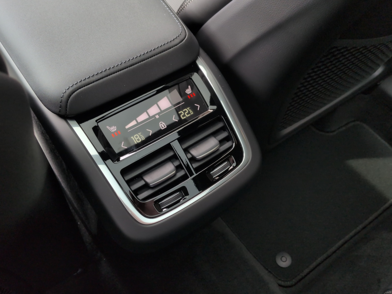 VOLVO XC60 2.0 B5 MH Black Edition AWD-image-19