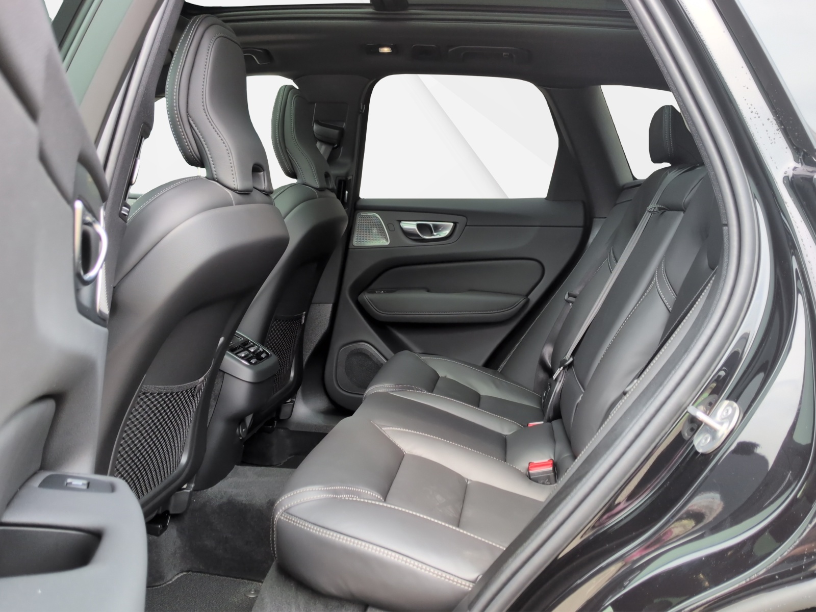 VOLVO XC60 2.0 B5 MH Black Edition AWD-image-13