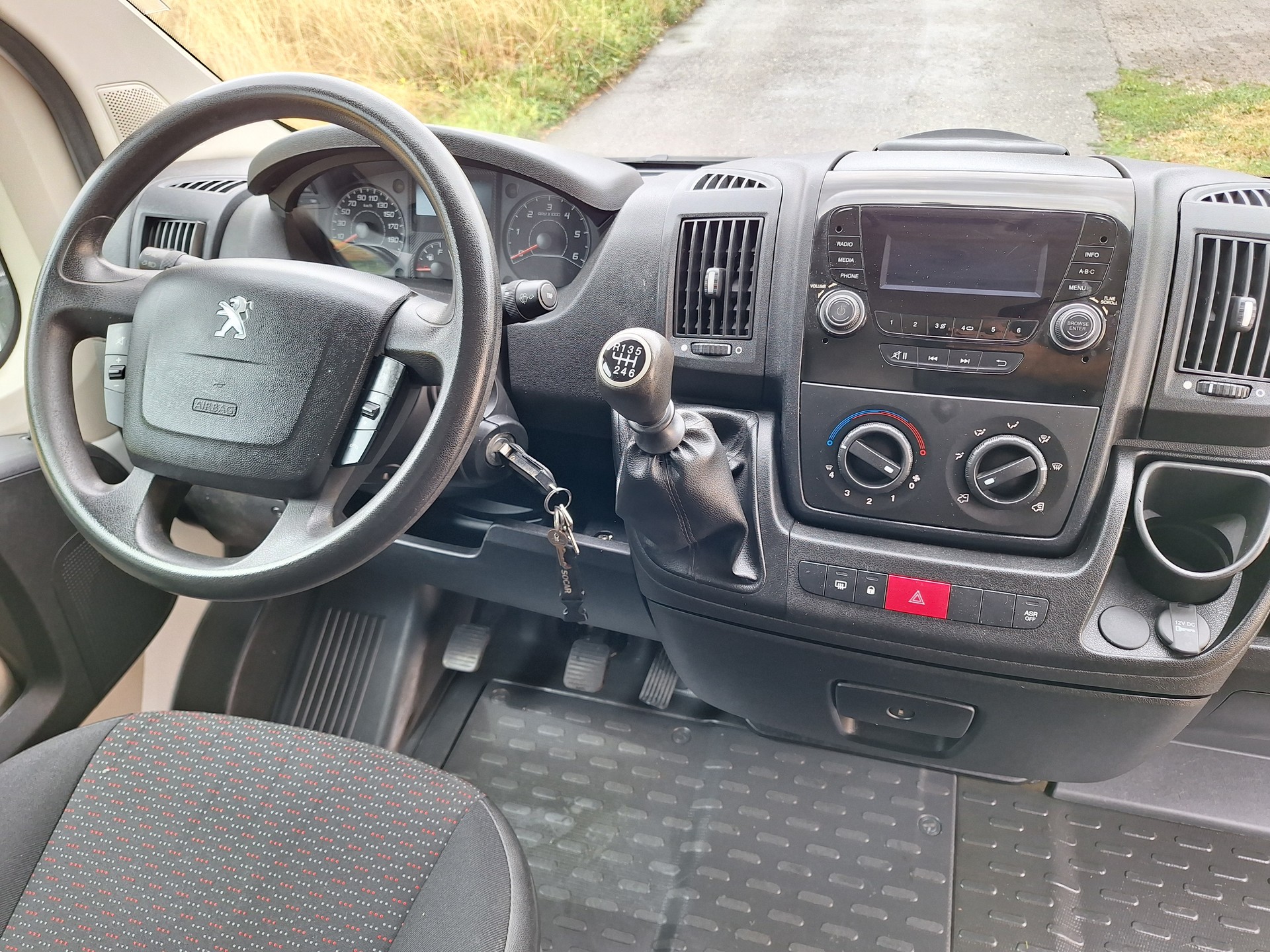 PEUGEOT Boxer 2.2 HDI 335 Allure L2H2-image-10