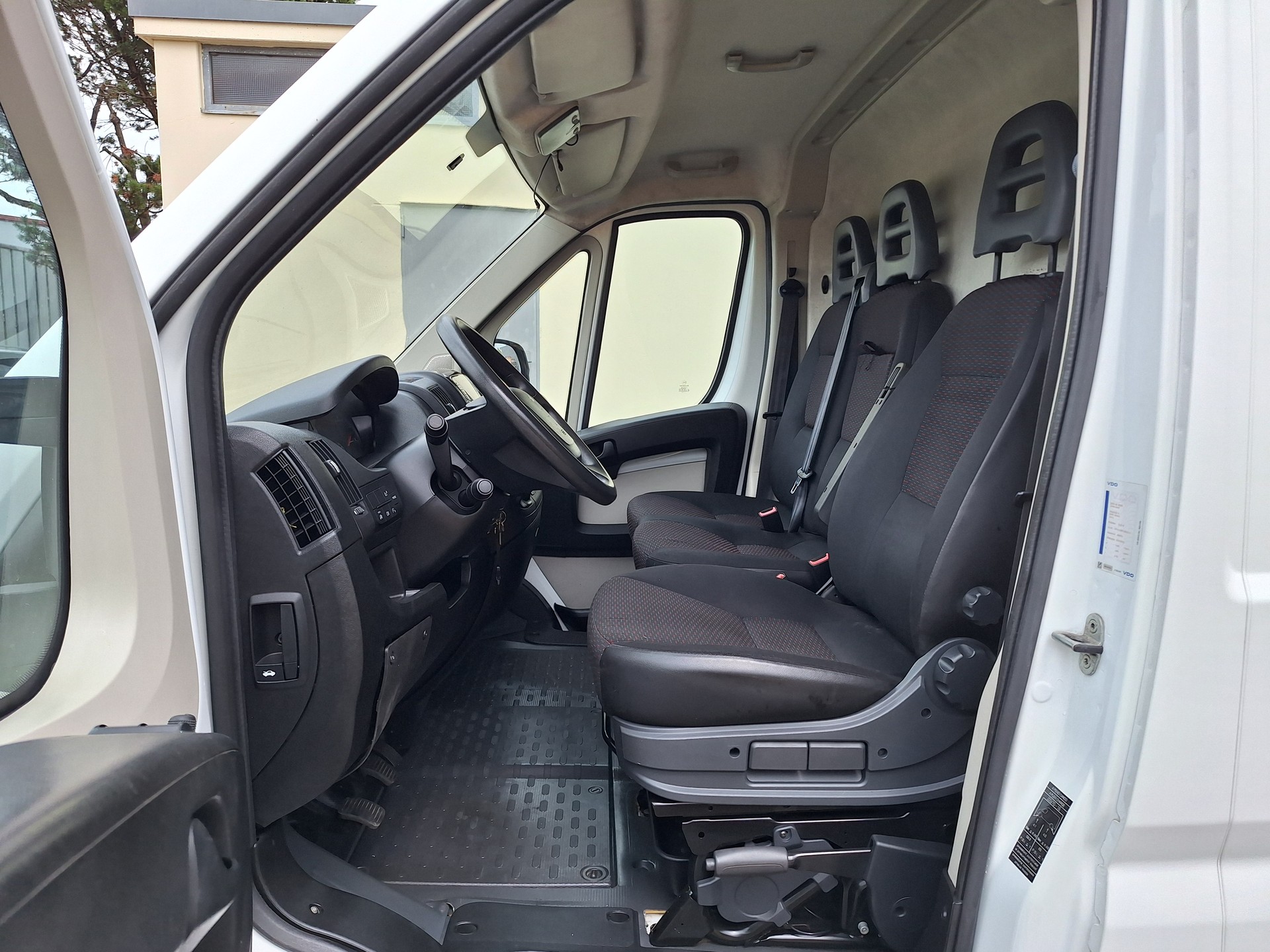 PEUGEOT Boxer 2.2 HDI 335 Allure L2H2-image-8