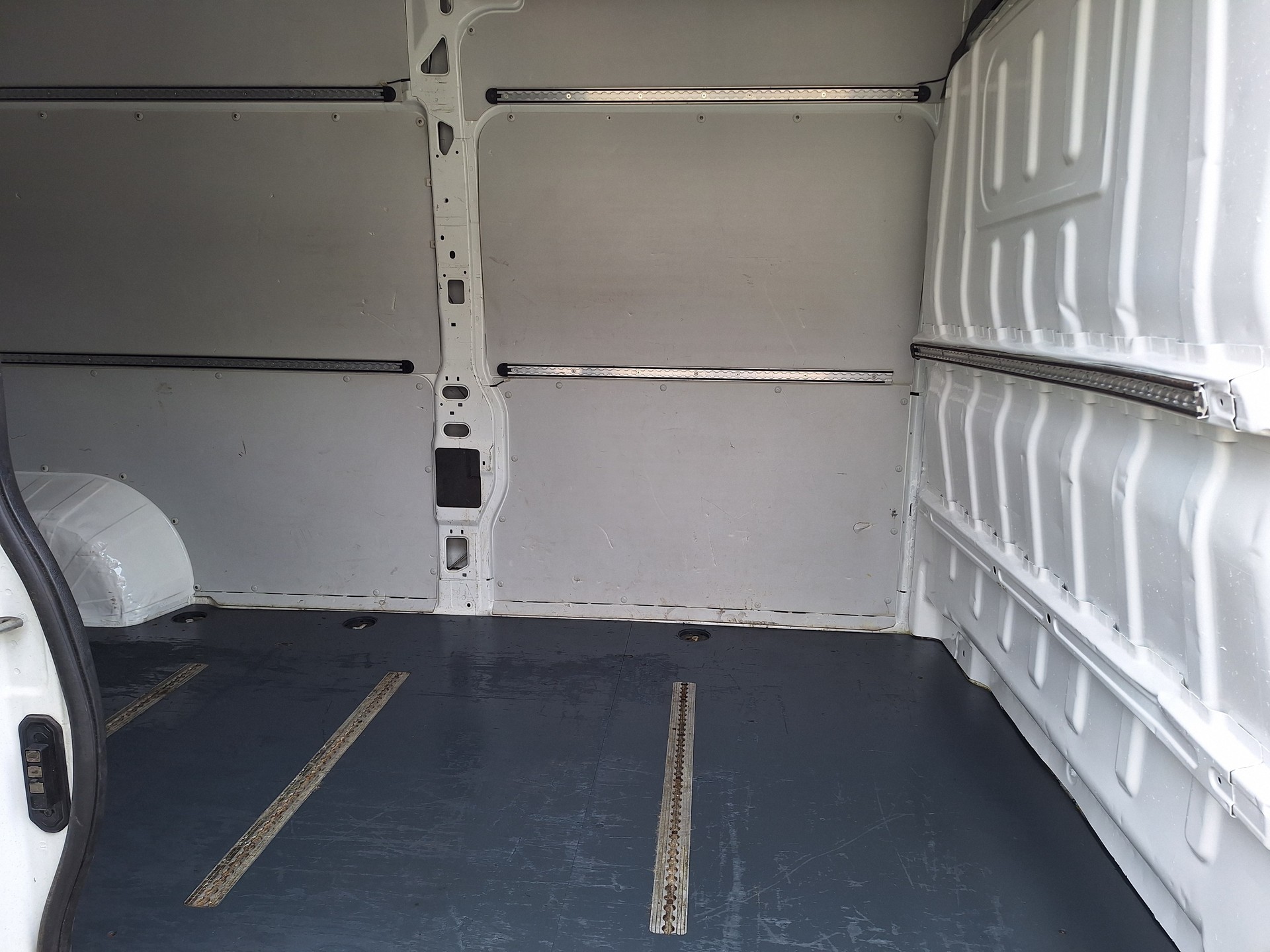 PEUGEOT Boxer 2.2 HDI 335 Allure L2H2-image-6