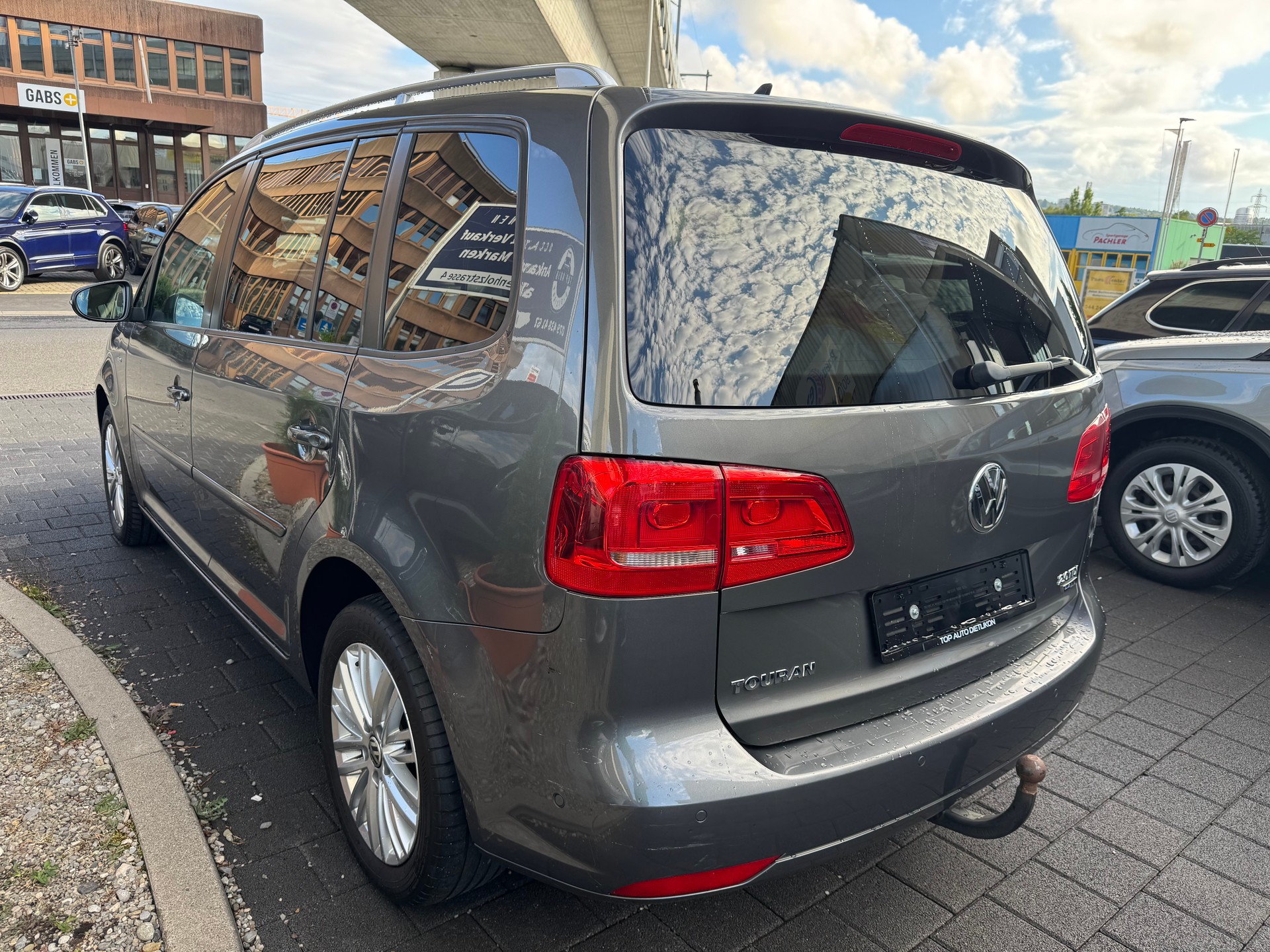 VW Touran 2.0 TDI BlueMotion Technology Design DSG-image-2